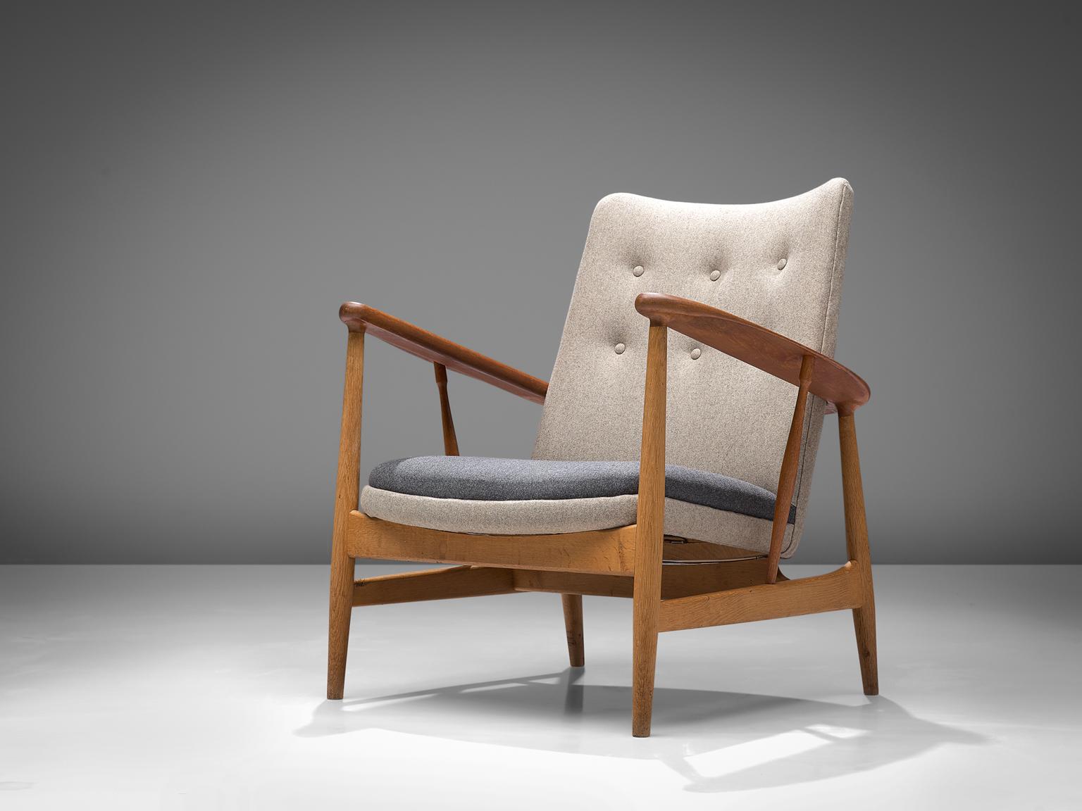 Finn Juhl for Søren Willadsen Møbel-Fabrik, easy chair SW 86, teak and oak, Denmark, 1953.

This chair has been designed in 1953 by Finn Juhl. This chair is one of the three designs by Juhl that were produced by Søren Willadsen. This easy chair is