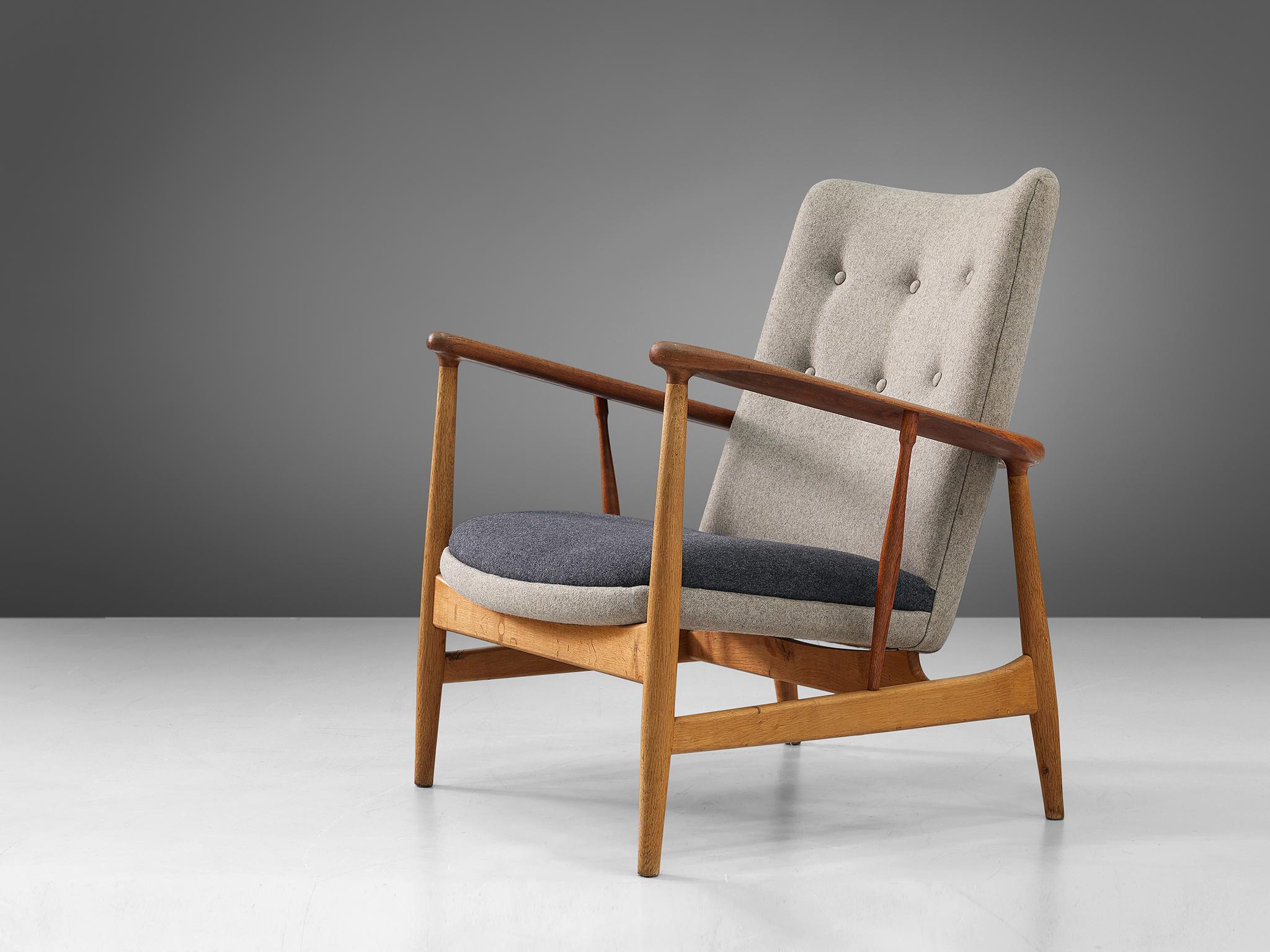 Finn Juhl for Søren Willadsen Møbel-Fabrik, easy chair SW 86, teak and oak, Denmark, 1953.

This chair has been designed in 1953 by Finn Juhl. This chair is one of the three designs by Juhl that were produced by Søren Willadsen. This easy chair is