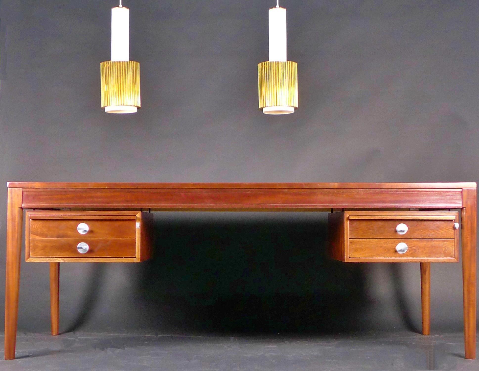 Finn Juhl 'Diplomat' executive desk in rosewood, fitted two drawers to each side with aluminium pulls below a pullout lined with felt/glass.
Designed circa 1957 and likely manufactured in early 1960s by France & Søn, Denmark.
Condition good.
190cm