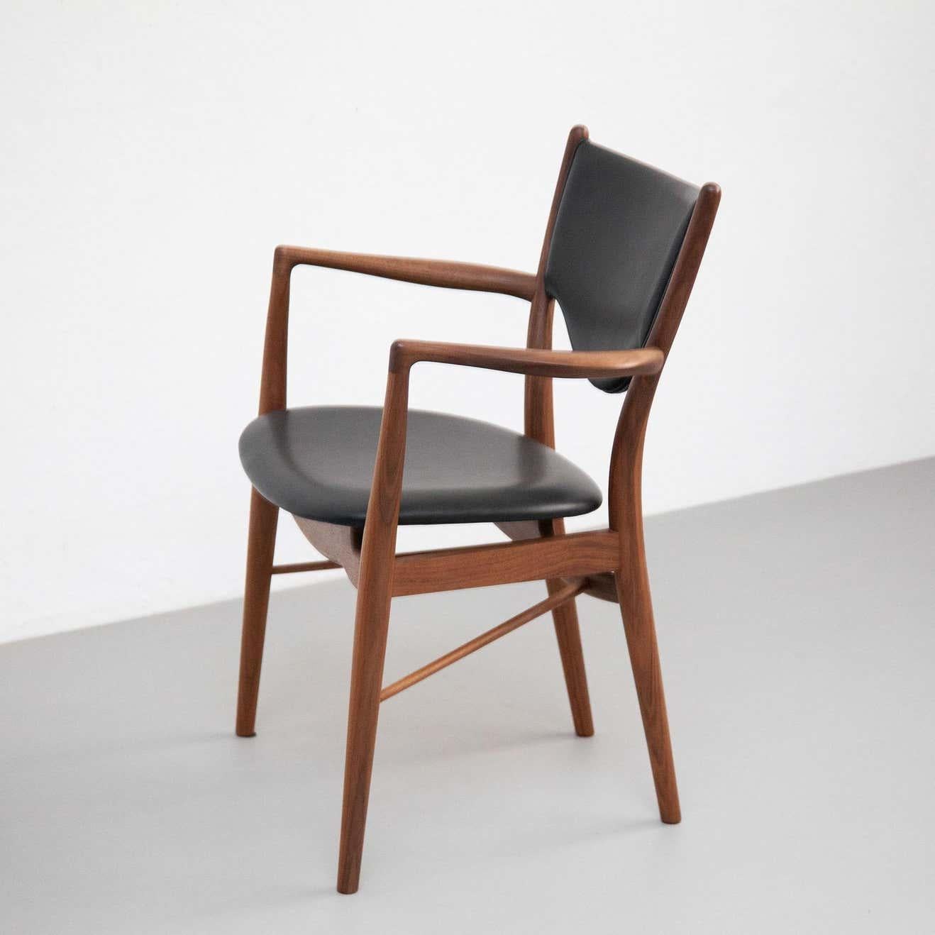 Finn Juhl Scandinavian Modern 46 Armchair, Wood and Elegance Black Leather For Sale 6
