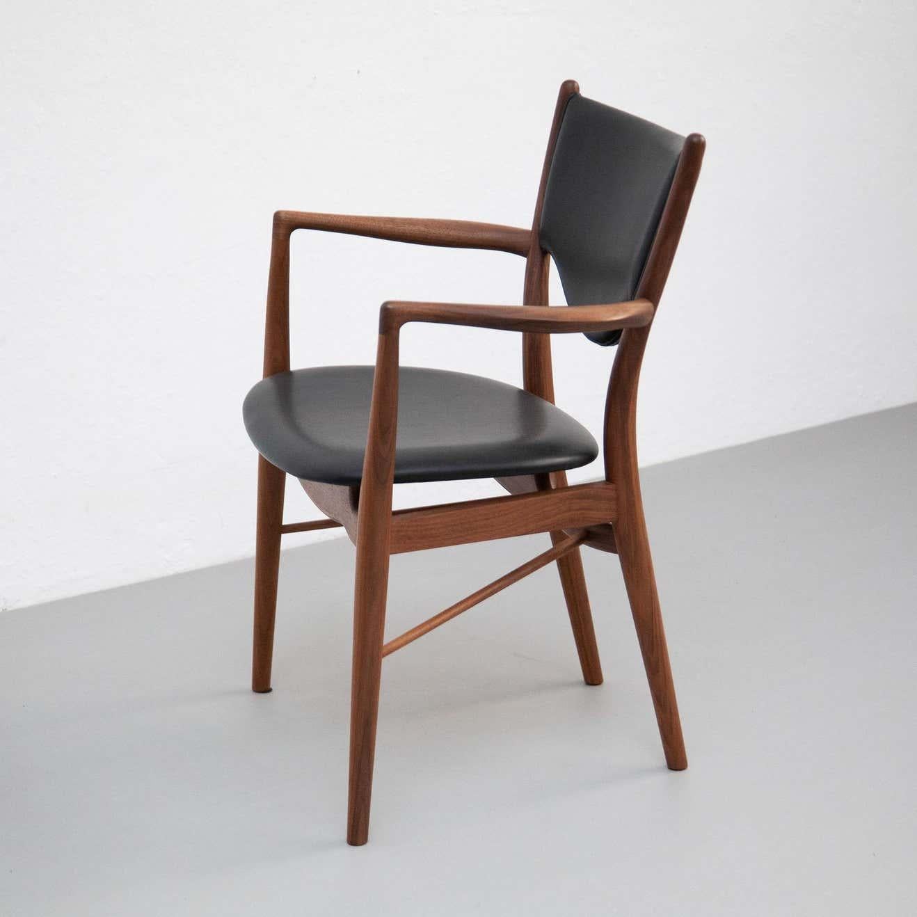 Stuhl von Finn Juhl aus dem Jahr 1946, neu aufgelegt im Jahr 2018.
Hergestellt von House of Finn Juhls in Dänemark.

Dieser Stuhl ist ein Beispiel für Finn Juhls schönstes Werk. Er wurde ursprünglich 1946 für die Ausstellung der Copenhagen