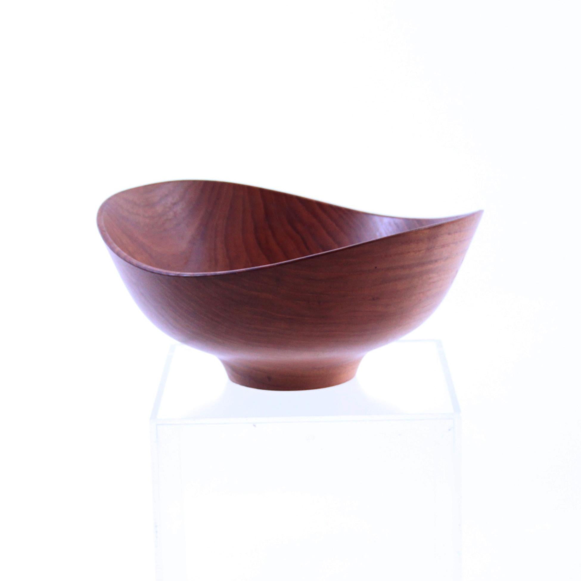 Finn Juhl & Kay Bojesen, Mid-Century Modern design

A sculptural bowl made from one piece of turned teak.

Designed by Finn Juhl and manufactured by Kay Bojesens workshop.

Impressed with manufacturer's mark to underside.

Collector's