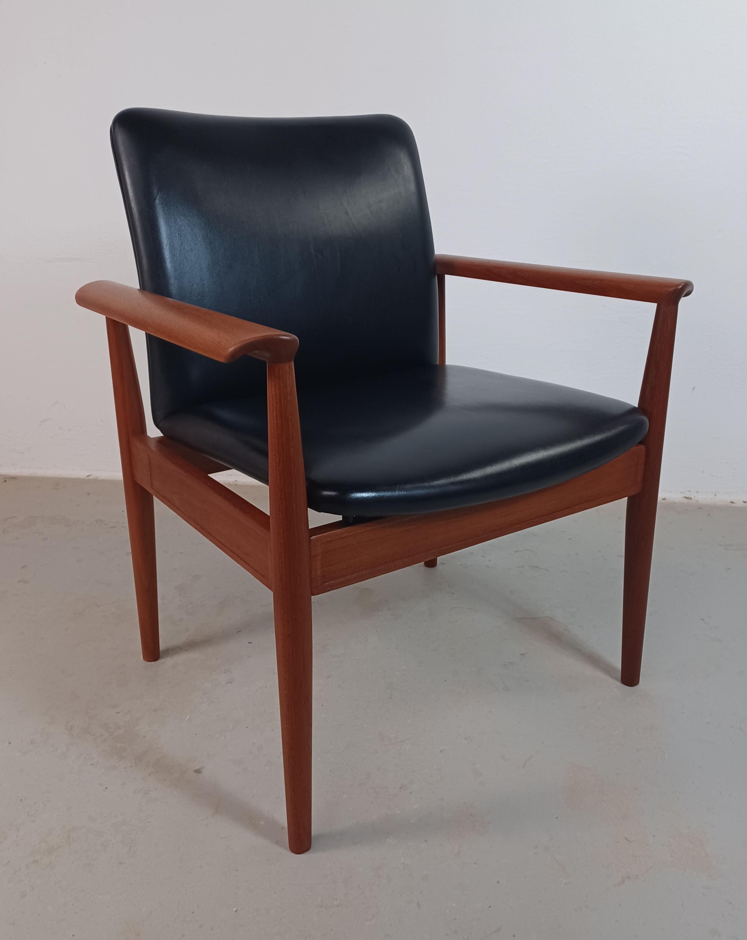 Finn Juhl Set of Two Fully Restored Armchairs Including Custom Upholstery Cado For Sale 3