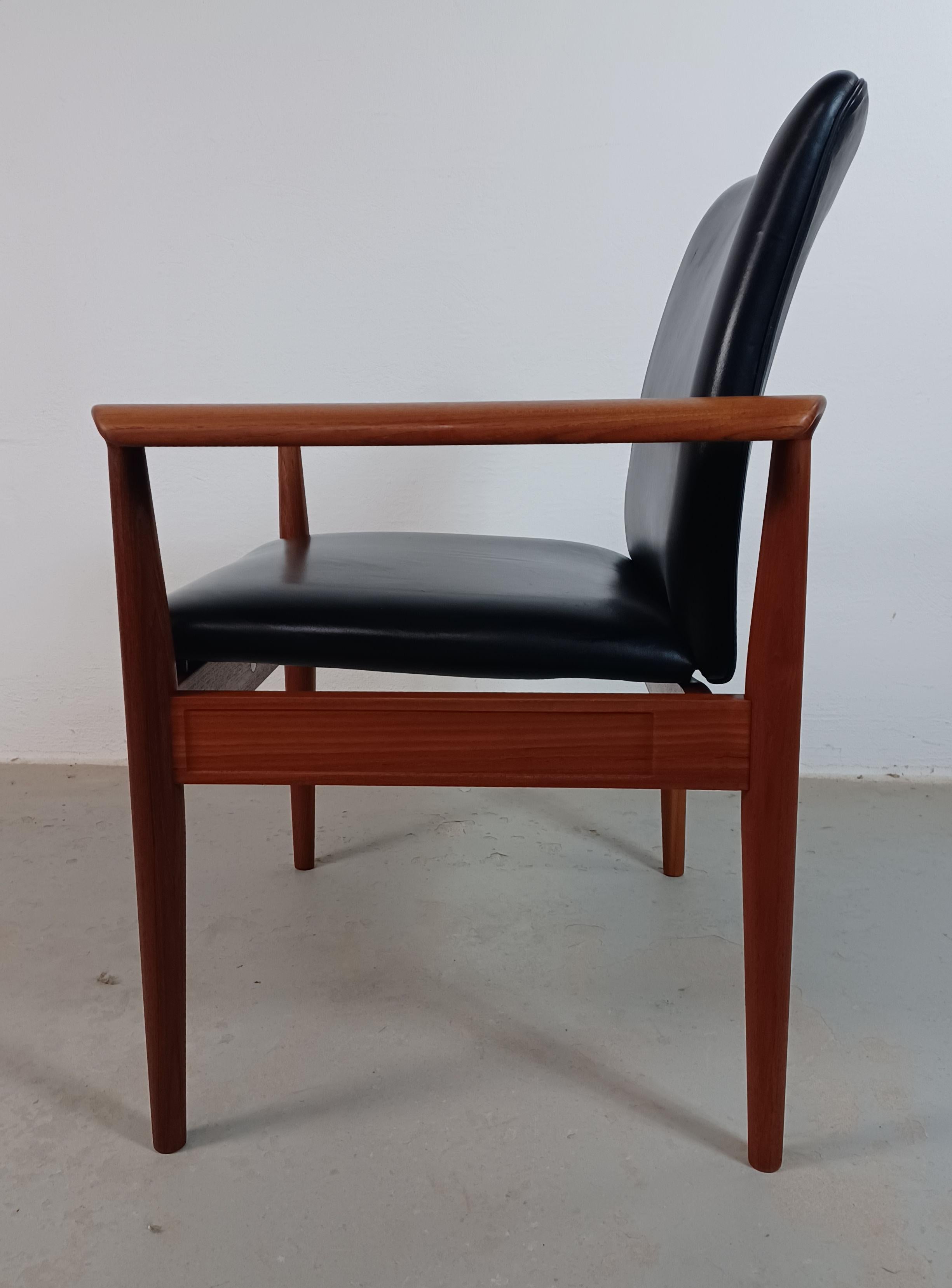 Finn Juhl Set of Two Fully Restored Armchairs Including Custom Upholstery Cado In Excellent Condition For Sale In Knebel, DK