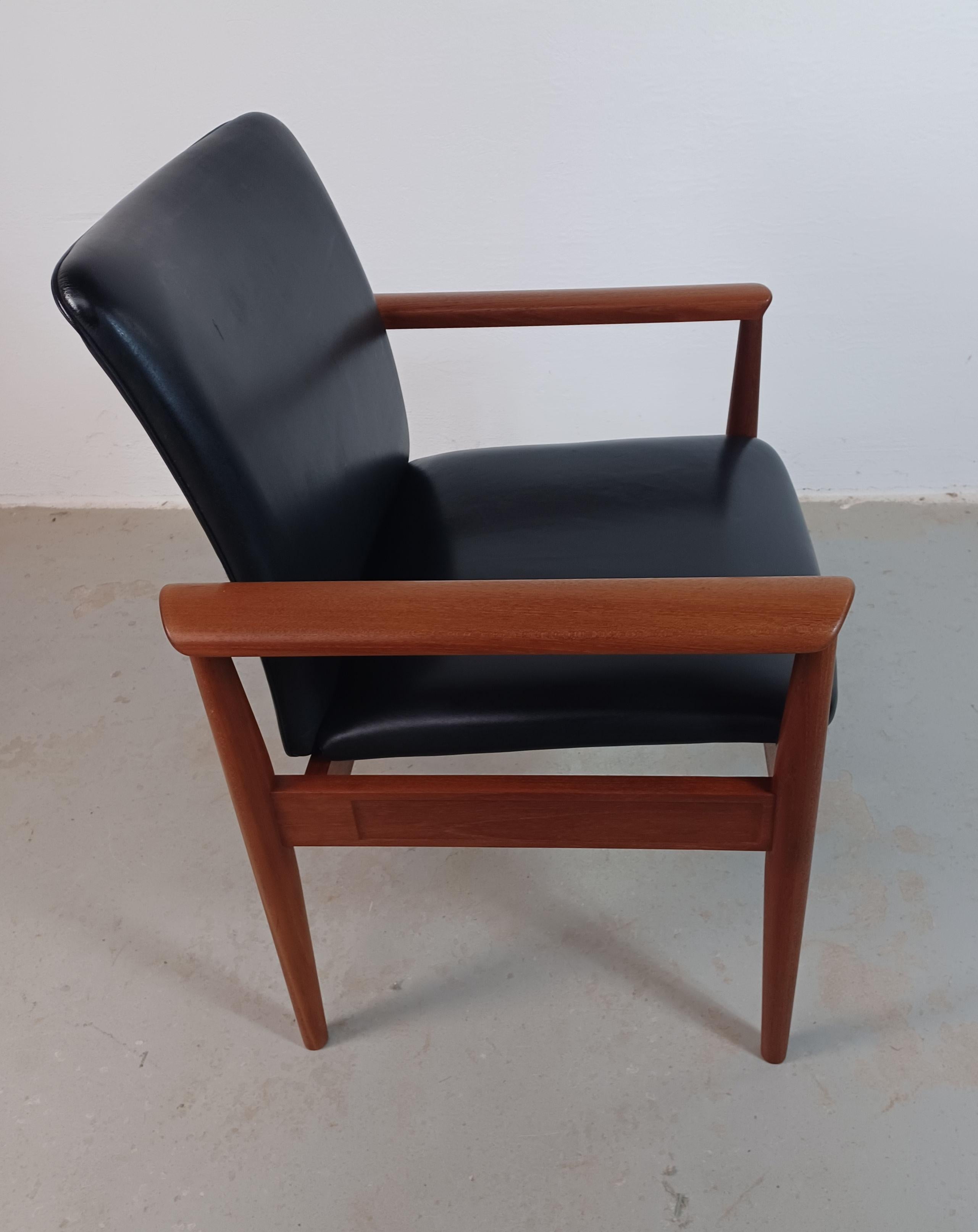 Finn Juhl Set of Two Fully Restored Armchairs Including Custom Upholstery Cado For Sale 2