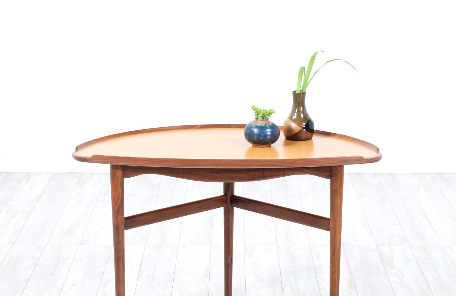 Fachmännisch restauriert - Finn Juhl Beistelltisch / Beistelltisch für Baker Furniture im Zustand „Hervorragend“ im Angebot in Los Angeles, CA