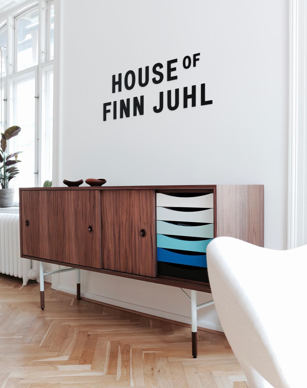 Sideboard designed by Finn Juhl
Manufactured by One collection Finn Juhl (Denmark)

This version is with wood doors.

Finn Juhl’s simple and beautiful sideboard from 1955 combines exclusive wooden materials with the colors from Goethe’s color