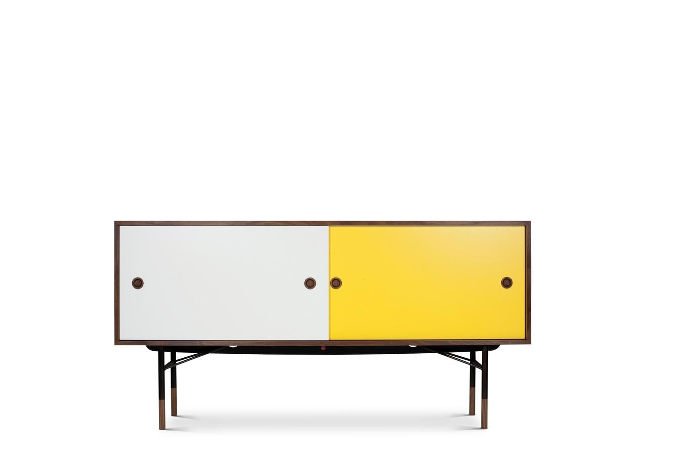 Sofa bench designed by Finn Juhl in 1955, relaunched in 2012.
Manufactured by House of Finn Juhl in Denmark.

After Finn Juhl’s rise to stardom in the American design circles around 1950, he became increasingly inspired by his American colleagues
