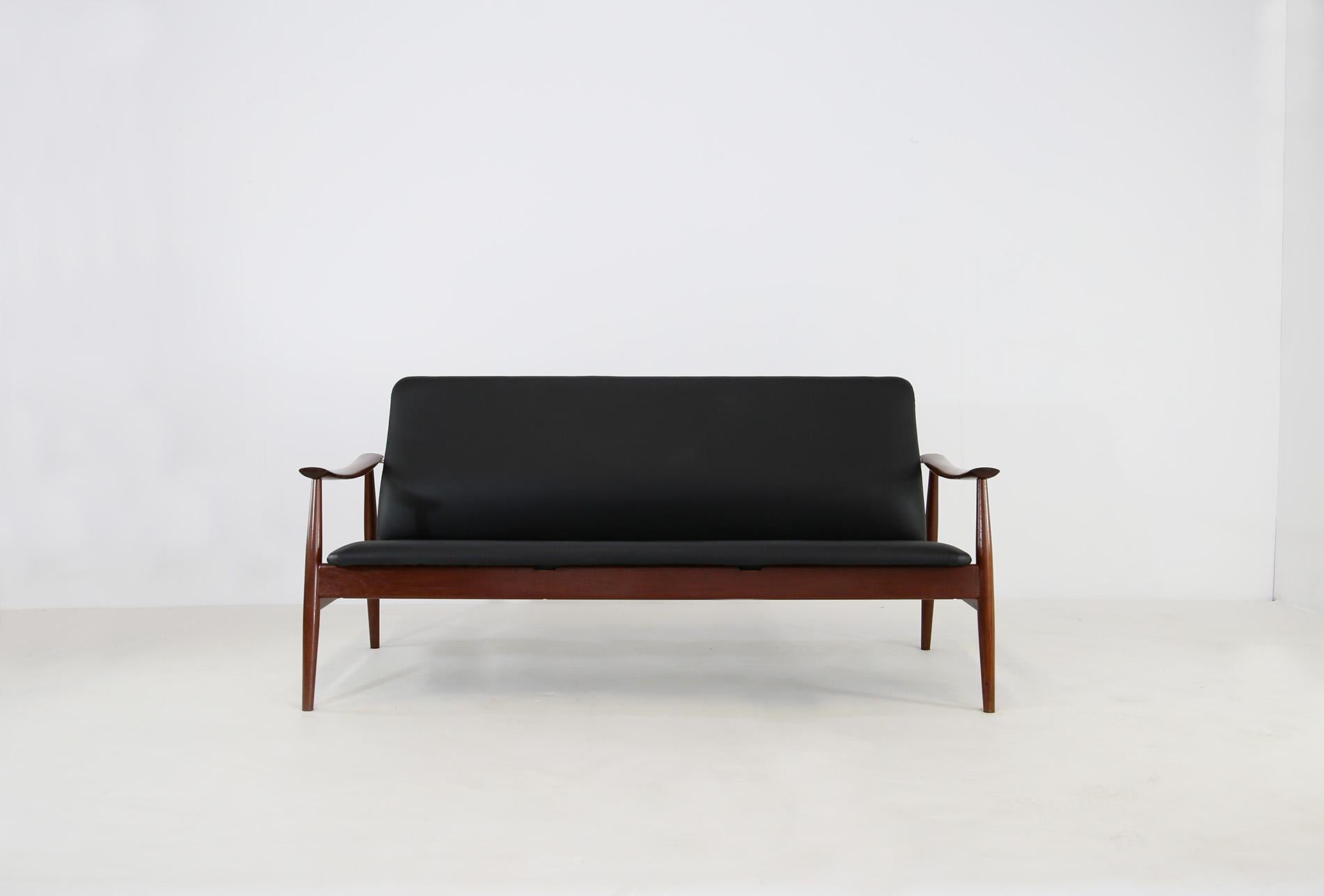 Lovely and comfortable two-seat sofa designed by Finn Juhl for the manufacture France & Søn Denmark in 1960. The sofa is the 138 model also known as the loveseat because of its small size in fact it can only contain two seats. The sofa has the
