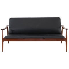 Finn Juhl Sofa Modell 138 in Teak und schwarzem Leder:: Originaletikett:: 1960er Jahre