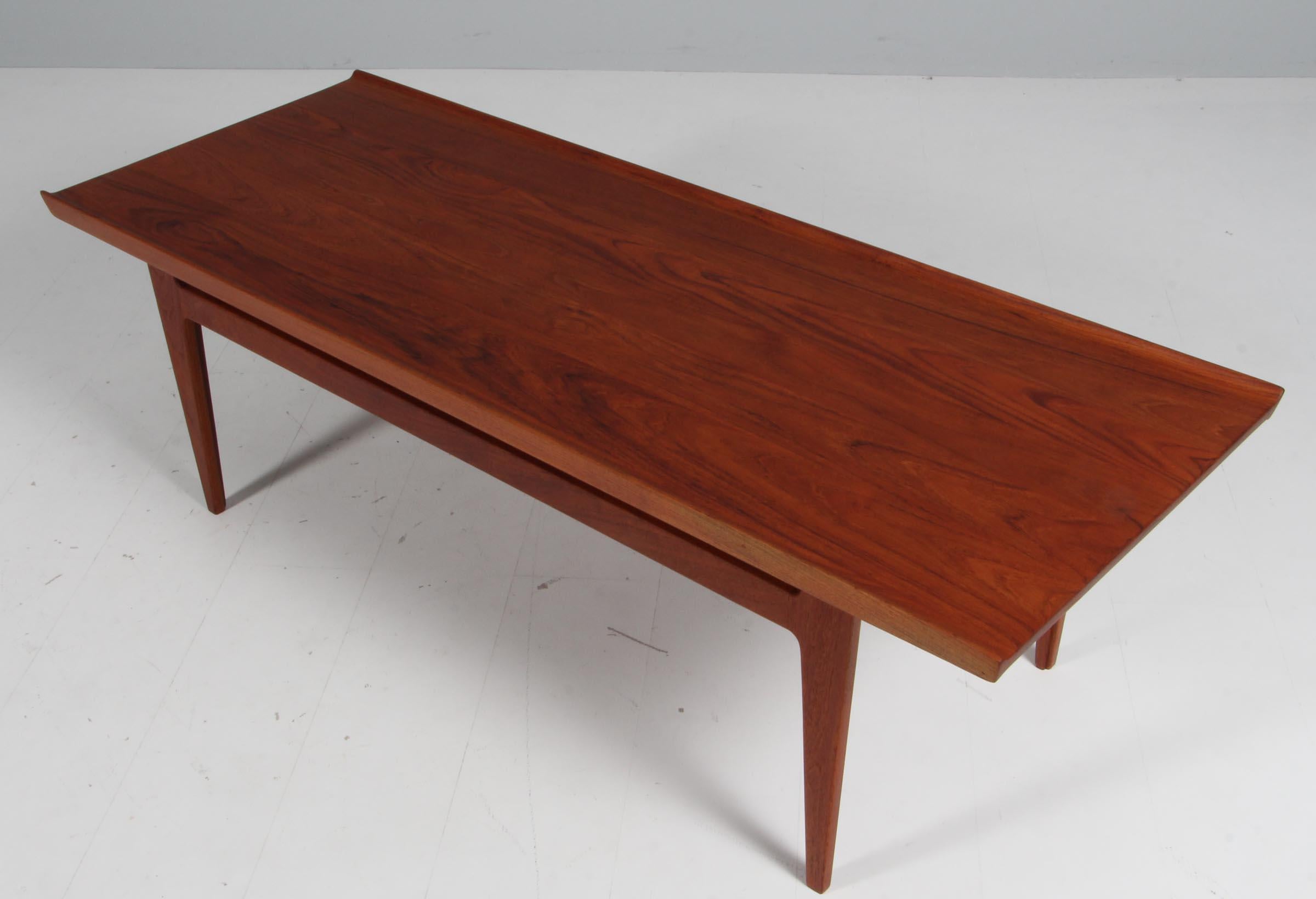 Finn Juhl iconic sofa table in solid teak, with curved sides. 

Model 500, made by France & Daverkosen.