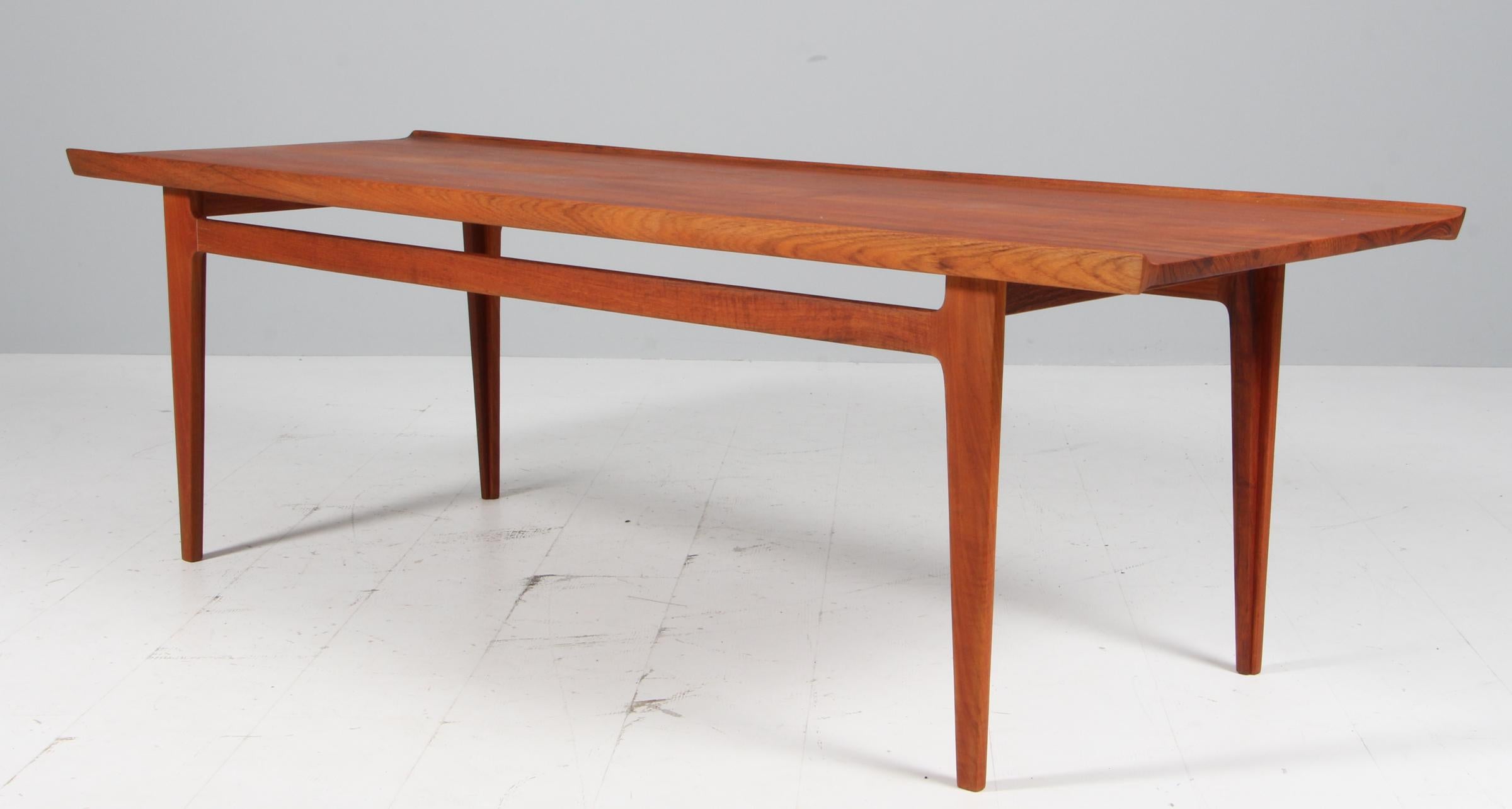 Finn Juhl iconic sofa table in solid teak, with curved sides. 

Model 500, made by France & Daverkosen.