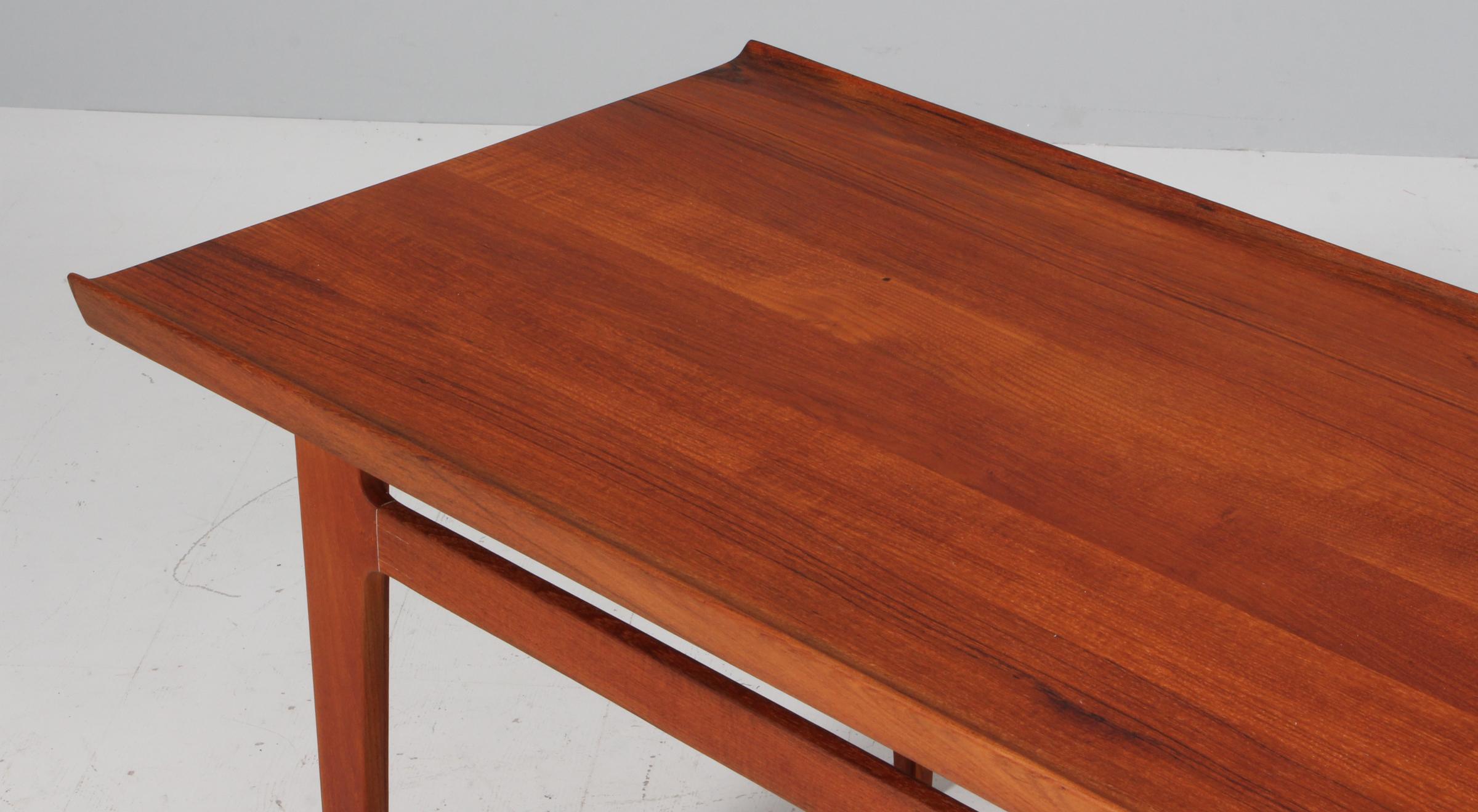 Scandinavian Modern Finn juhl sofa table in solid teak, model 500 For Sale