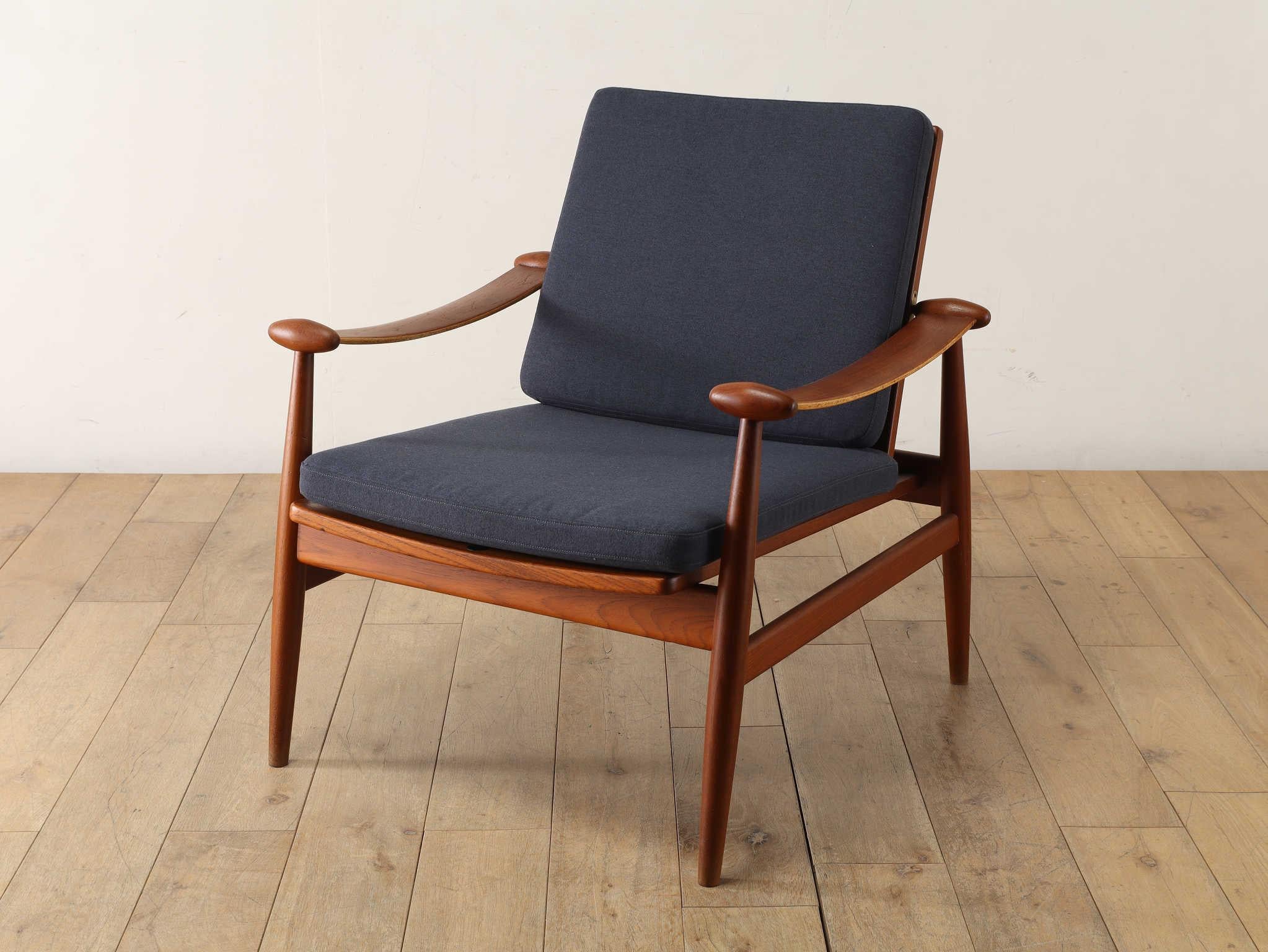 La FD133, communément appelée Spade Chair, est une chaise personnelle conçue par Finn Juhls, l'un des plus grands designers danois. Souvent qualifié de sculpteur de meubles, ses produits emblématiques se caractérisaient par des courbes fluides