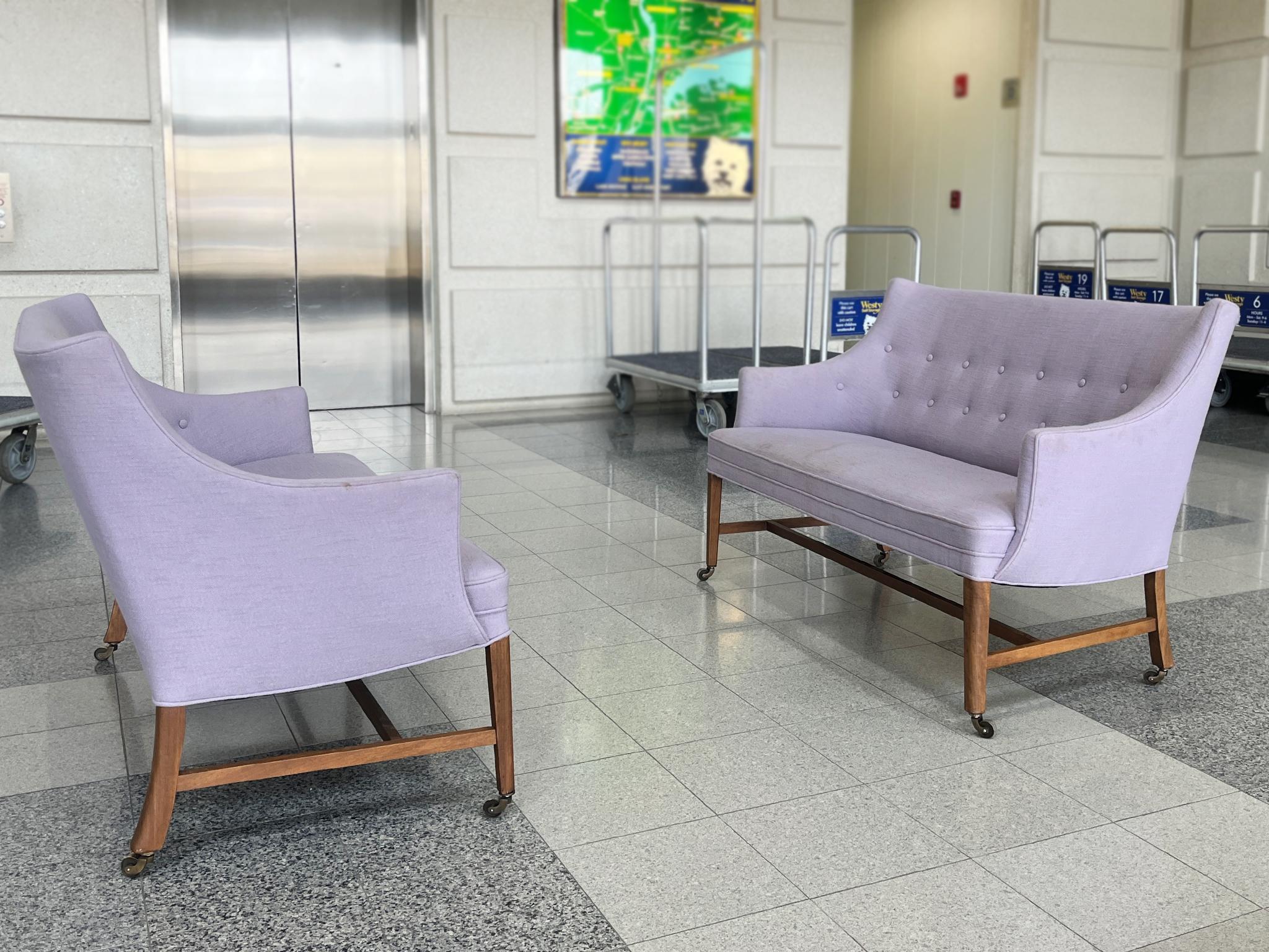 Realizzati negli anni '40 nello stile di Finn Juhls, questi due eleganti divani hanno schienali alti e angolati con leggere punte di wingback che si curvano verso l'interno fino ai braccioli. Tra gli elementi decorativi più sottili ci sono i bottoni