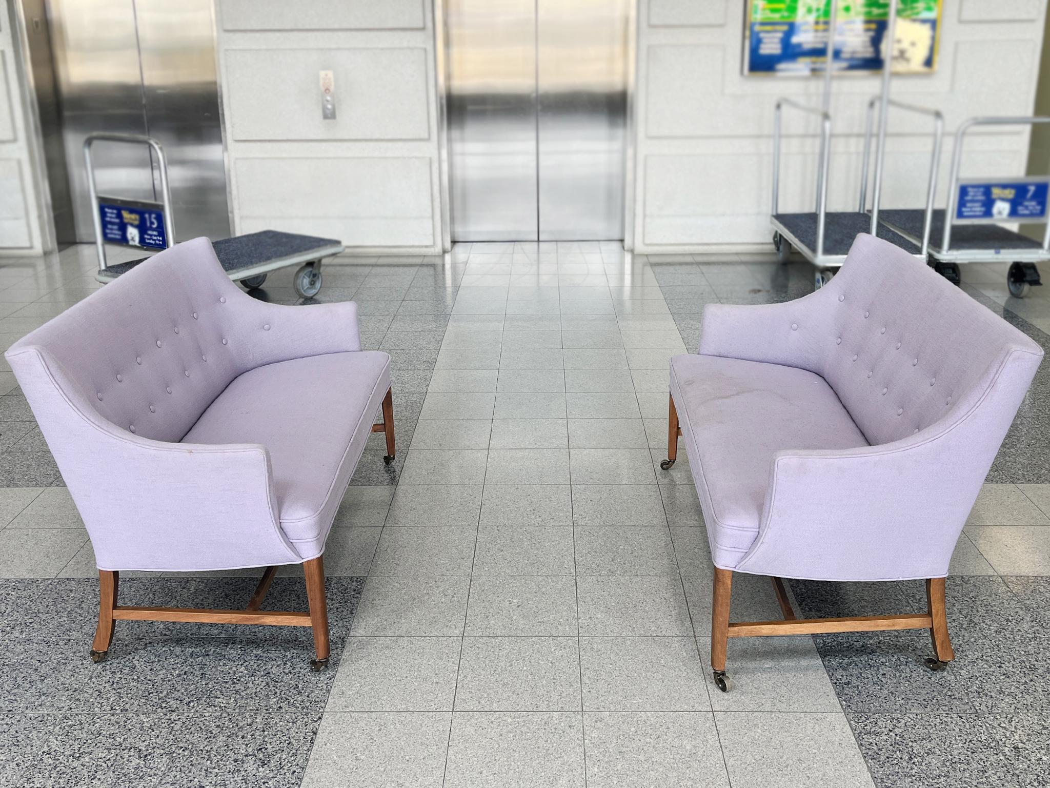 Scandinavo moderno Divanetti moderni danesi in stile Finn Juhls - una coppia in vendita