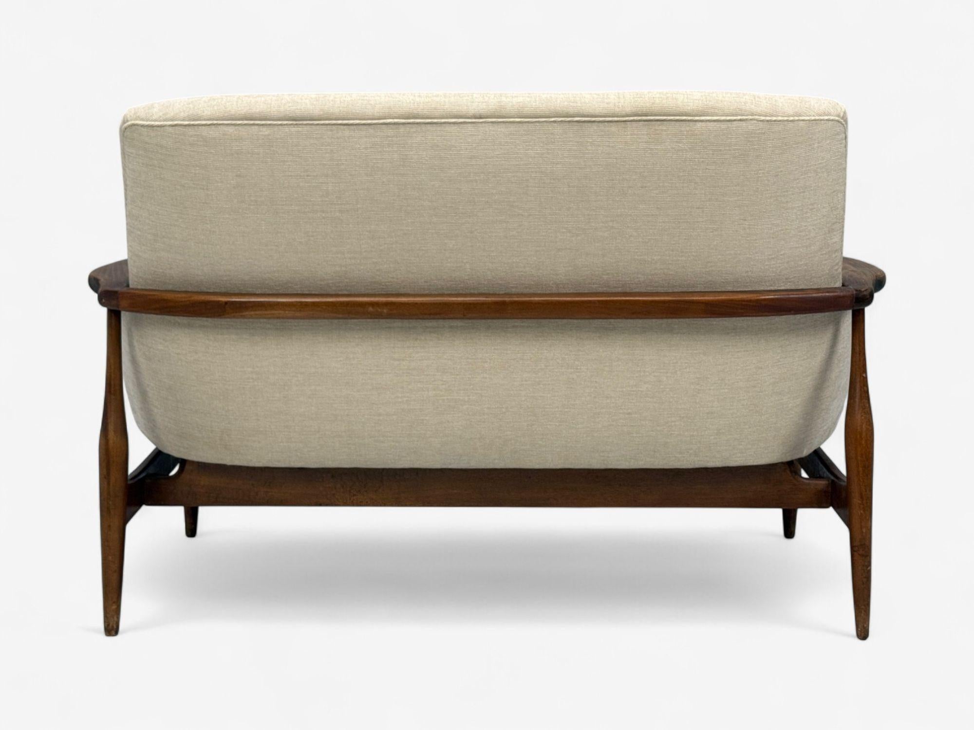 Estilo Finn Juhl, moderno danés, madera, tela beige, sofá, Dinamarca, años 50 en venta 3