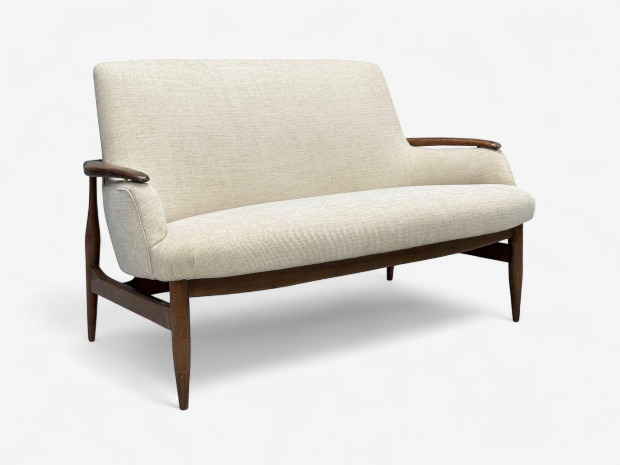 Estilo Finn Juhl, moderno danés de mediados de siglo, madera, tela beige, sofá o canapé, Dinamarca, años 50

Un sofá modernista a la manera de Finn Juhl, diseñado y fabricado en Dinamarca a mediados del siglo XX. Este ejemplo presenta una parte