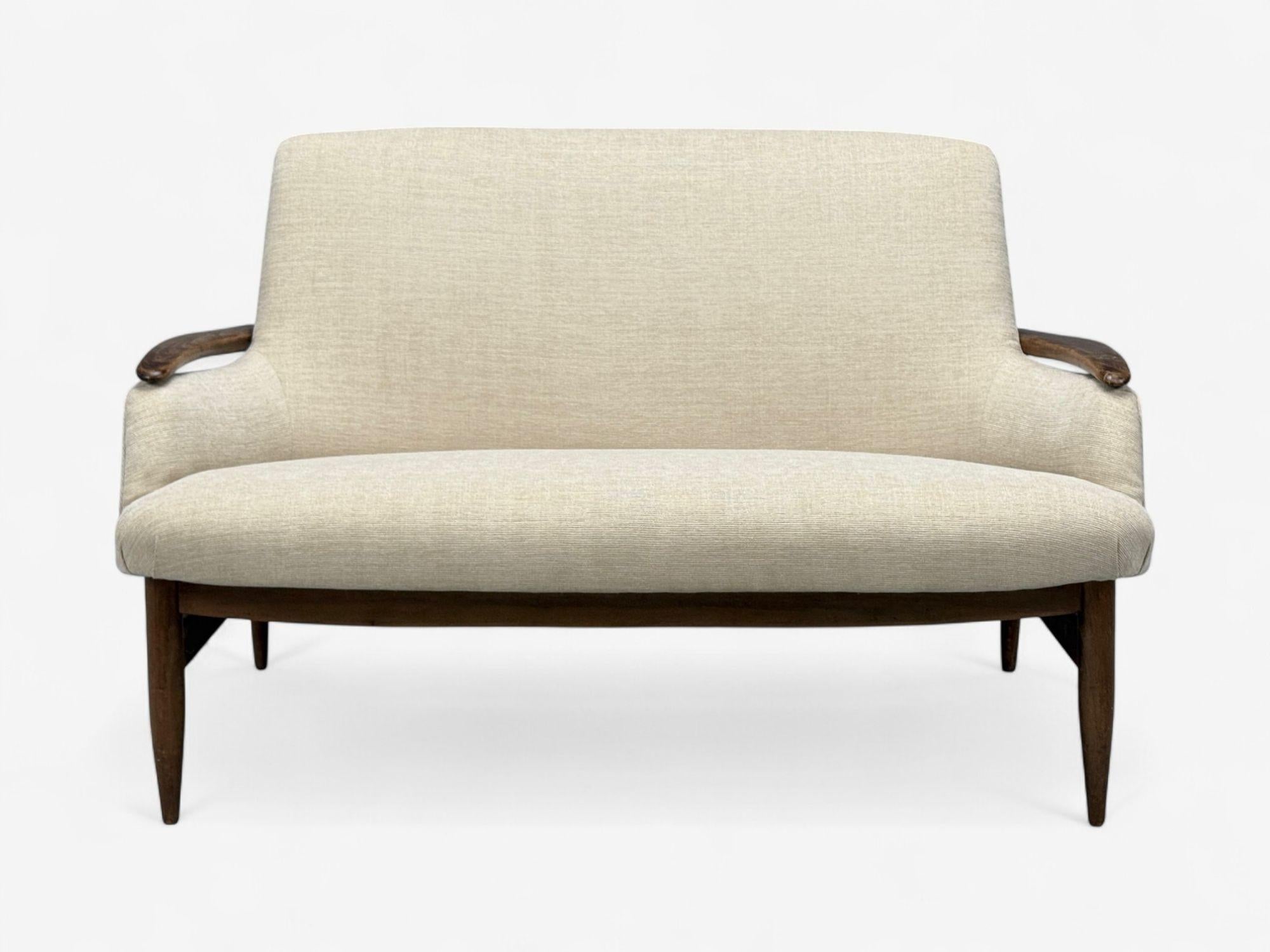 Estilo Finn Juhl, moderno danés, madera, tela beige, sofá, Dinamarca, años 50 Moderno de mediados de siglo en venta