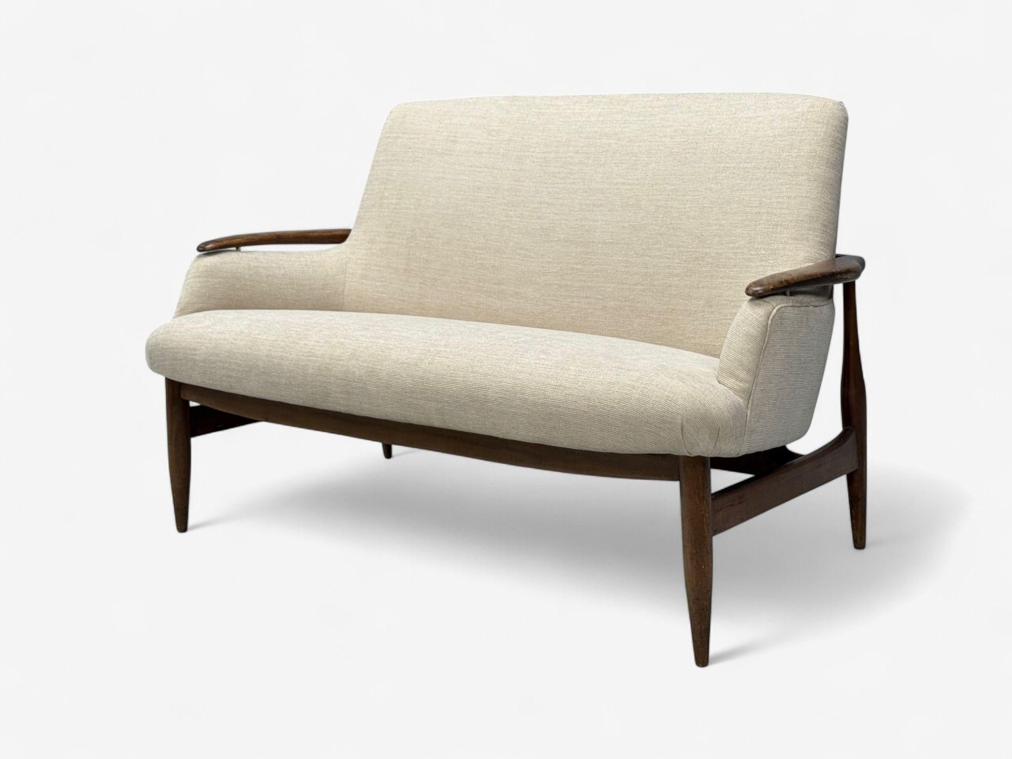 Estilo Finn Juhl, moderno danés, madera, tela beige, sofá, Dinamarca, años 50 Danés en venta