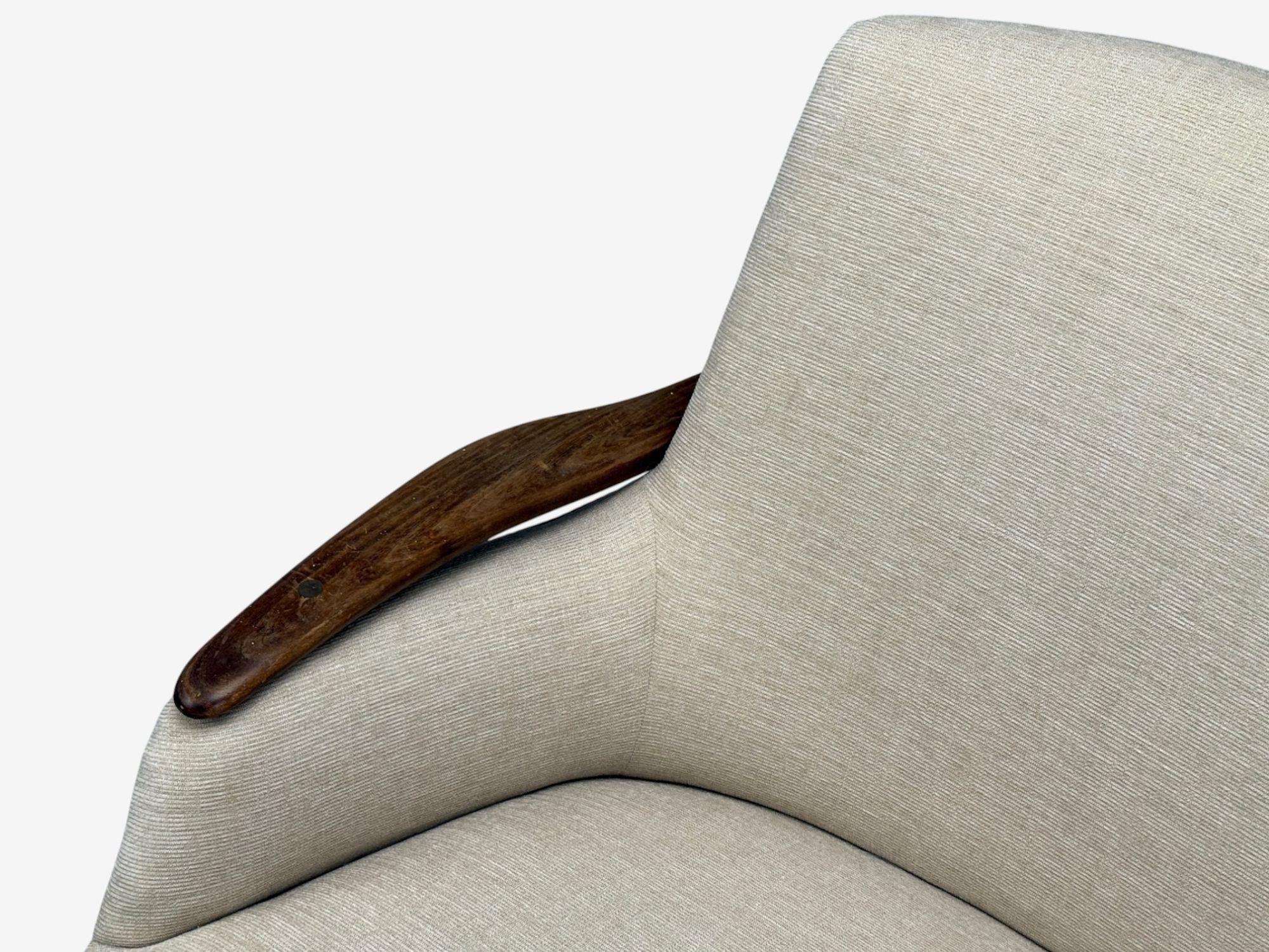 Estilo Finn Juhl, moderno danés, madera, tela beige, sofá, Dinamarca, años 50 en Bueno estado para la venta en Manhasset, NY