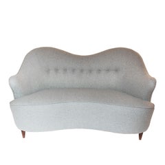 Finn Juhl Atribuido Pareja de sofás de dos plazas en fieltro de lana gris, Italia, 1950