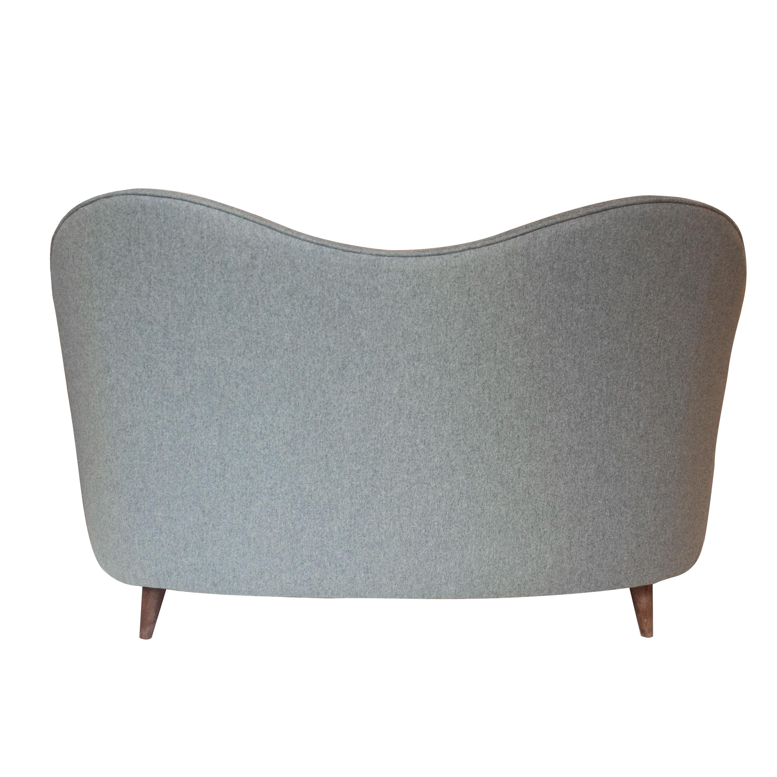 Finn Juhl Attributed Grey Wool Felt Pair of Two Seat Sofas, Italy, 1950 In Good Condition For Sale In Madrid, ES