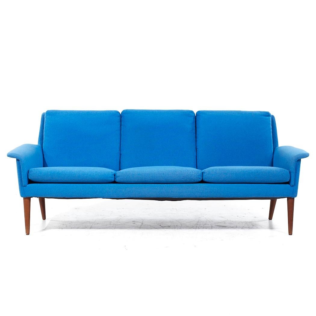 Finn Juhl Stil Dänisches Teakholz Blaues Sofa im Mid-Century-Stil

Dieses Sofa misst: 75 breit x 31 tief x 31 Zoll hoch, mit einer Sitzhöhe von 16,5 und Armhöhe von 20,25 Zoll

Alle Möbelstücke sind in einem so genannten restaurierten