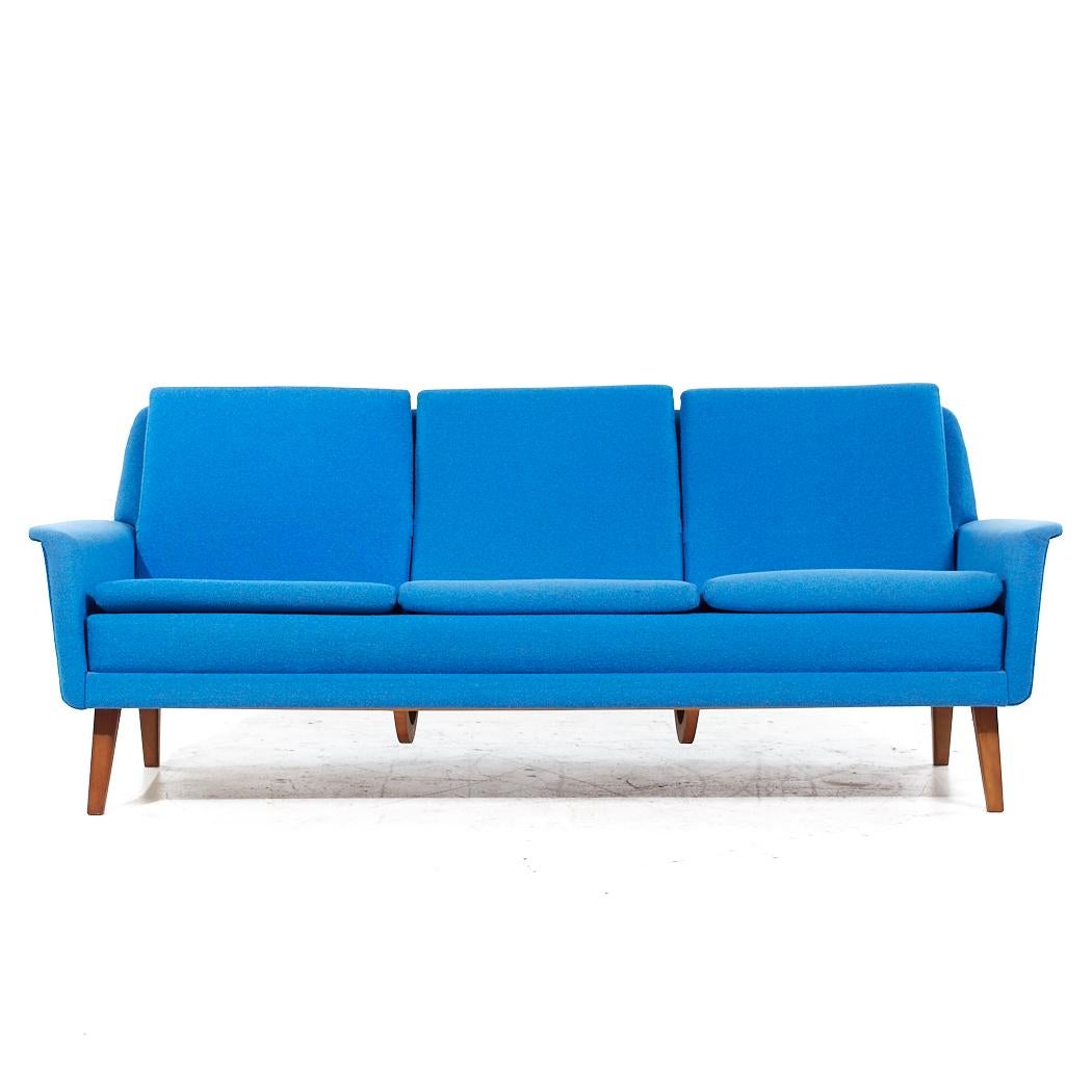 Finn Juhl Stil Dänisches Teakholz Blaues Sofa im Mid-Century-Stil

Dieses Sofa misst: 74 breit x 30,5 tief x 30,5 Zoll hoch, mit einer Sitzhöhe von 16,5 und Armhöhe von 20 Zoll

Alle Möbelstücke sind in einem so genannten restaurierten