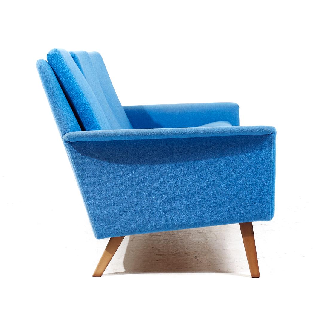 Finn Juhl Stil Dänisches Teakholz Blaues Sofa im Mid-Century-Stil im Zustand „Gut“ im Angebot in Countryside, IL