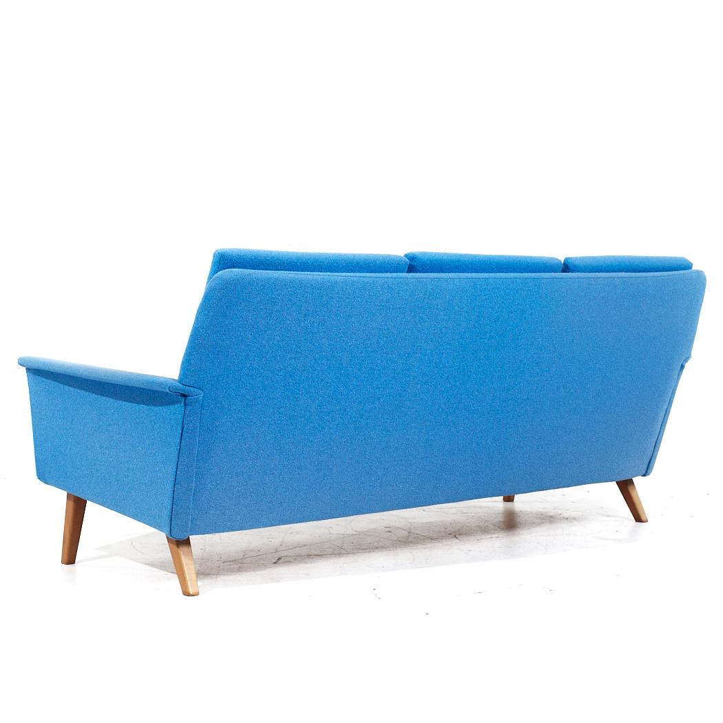 Finn Juhl Stil Dänisches Teakholz Blaues Sofa im Mid-Century-Stil im Angebot 2