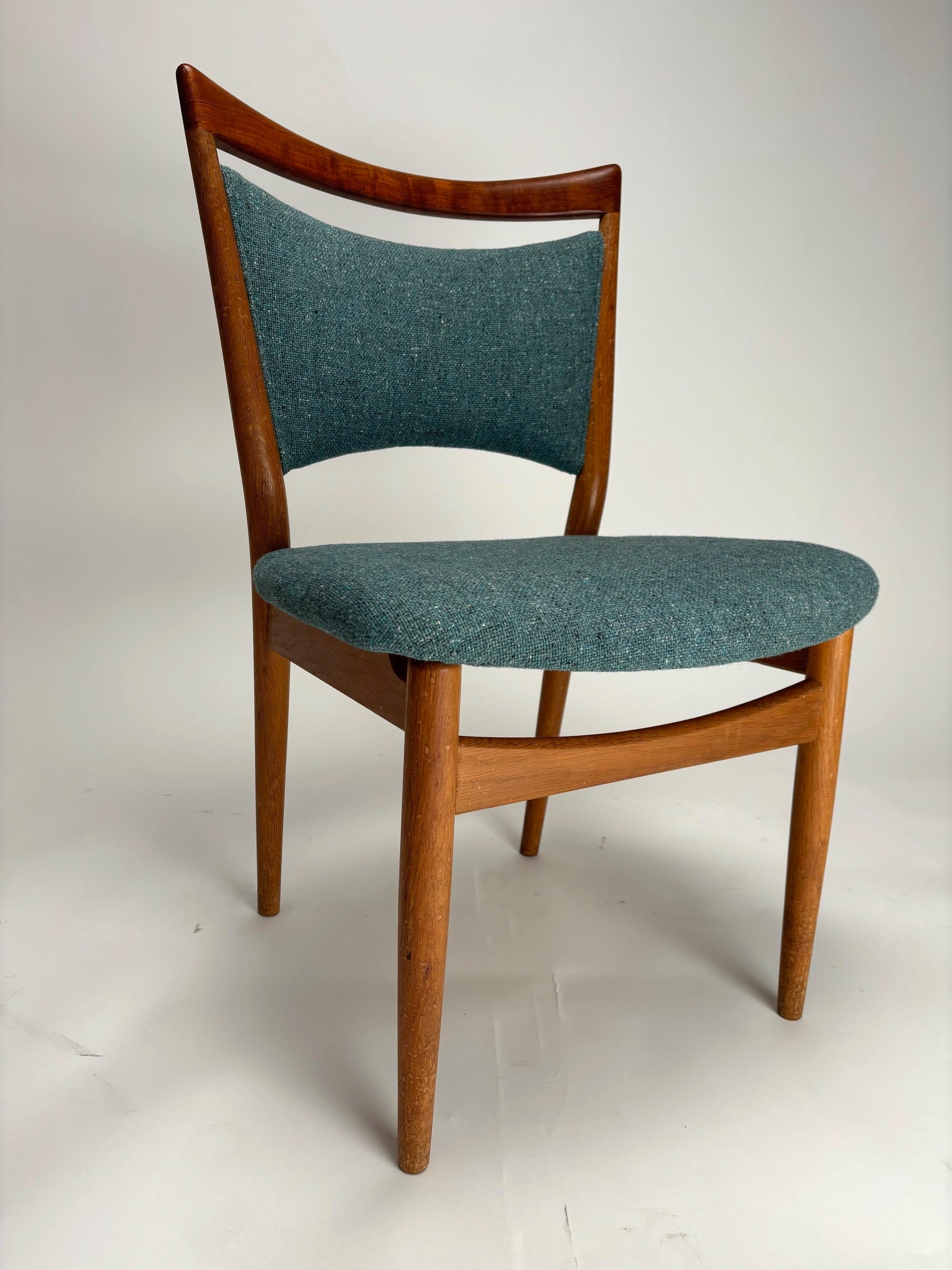 Una coppia di  Sedie da pranzo 'SW86' in tessuto nero e quercia realizzate dal designer danese Finn Juhls per la Søren Willadsen Møbelfabrik negli anni Cinquanta. 
Queste sedie da pranzo scultoree di The Modern Scandinavian sono caratterizzate da