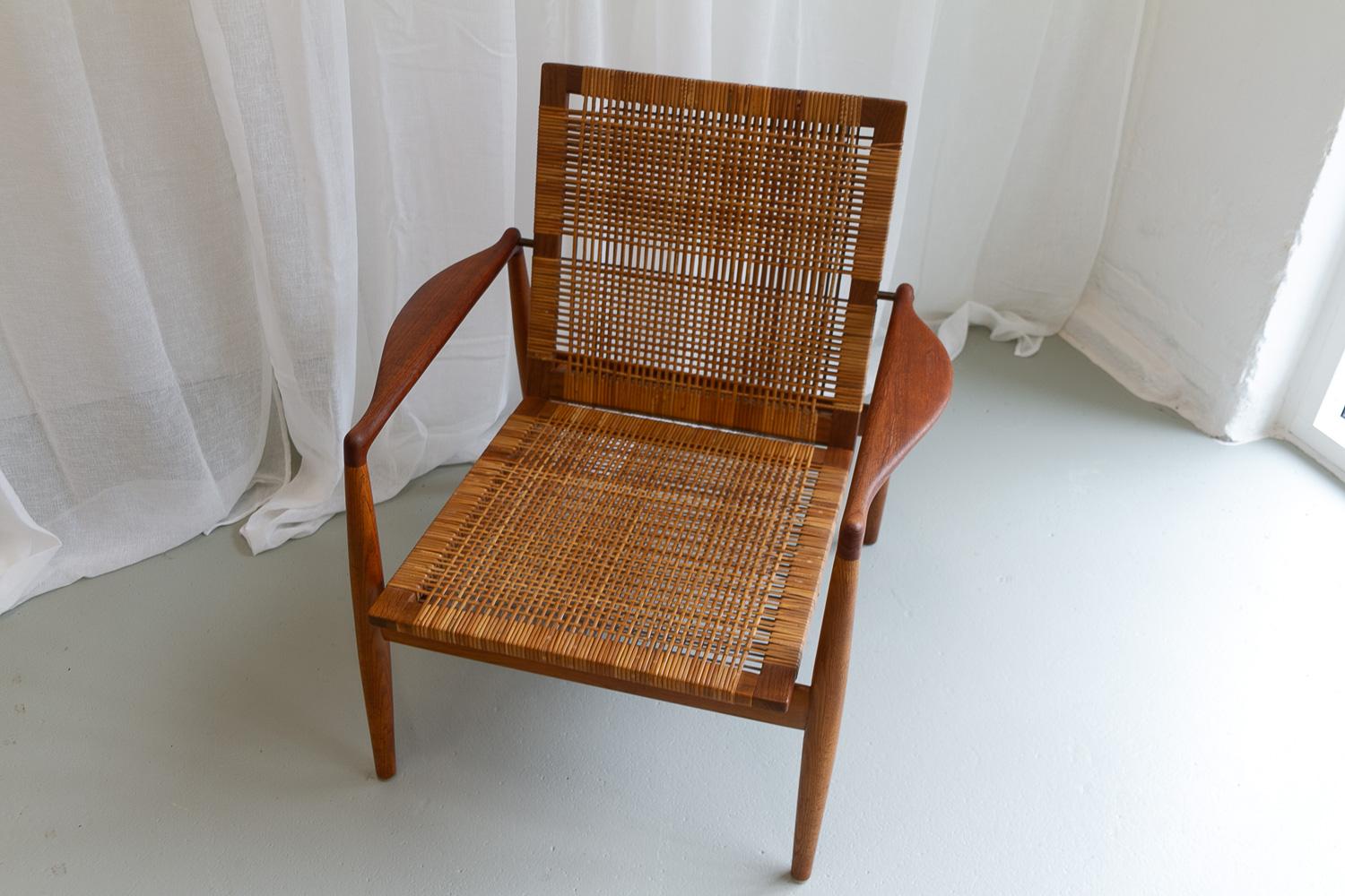 Finn Juhl SW96 Armchair in Teak and Oak for Søren Willadsen, 1950s. In Good Condition For Sale In Asaa, DK