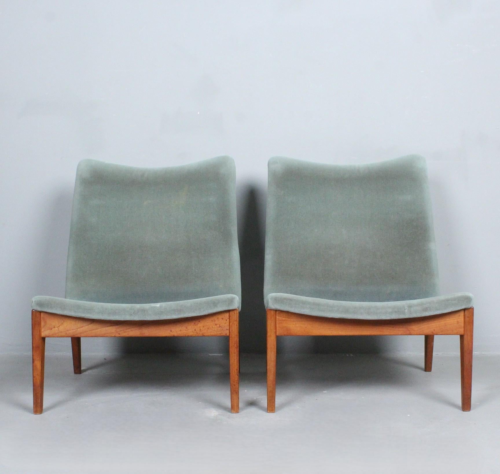 Finn Juhl (Denmark, 1912—1989) for France & Son, rare Model FD112 two armchairs/ lounge chairs made in  Denmark, 1960s, teak construction, upholstered seat upholstery, with manufacturer Mark on the underside,
Dimensions of each: H. 75 cm, seat