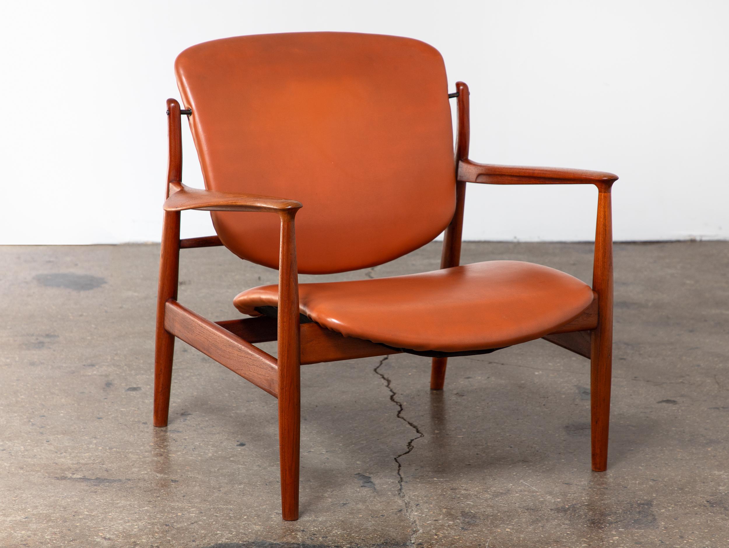 Sillón de teca Finn Juhl FD-136 para COM siglo XX en venta
