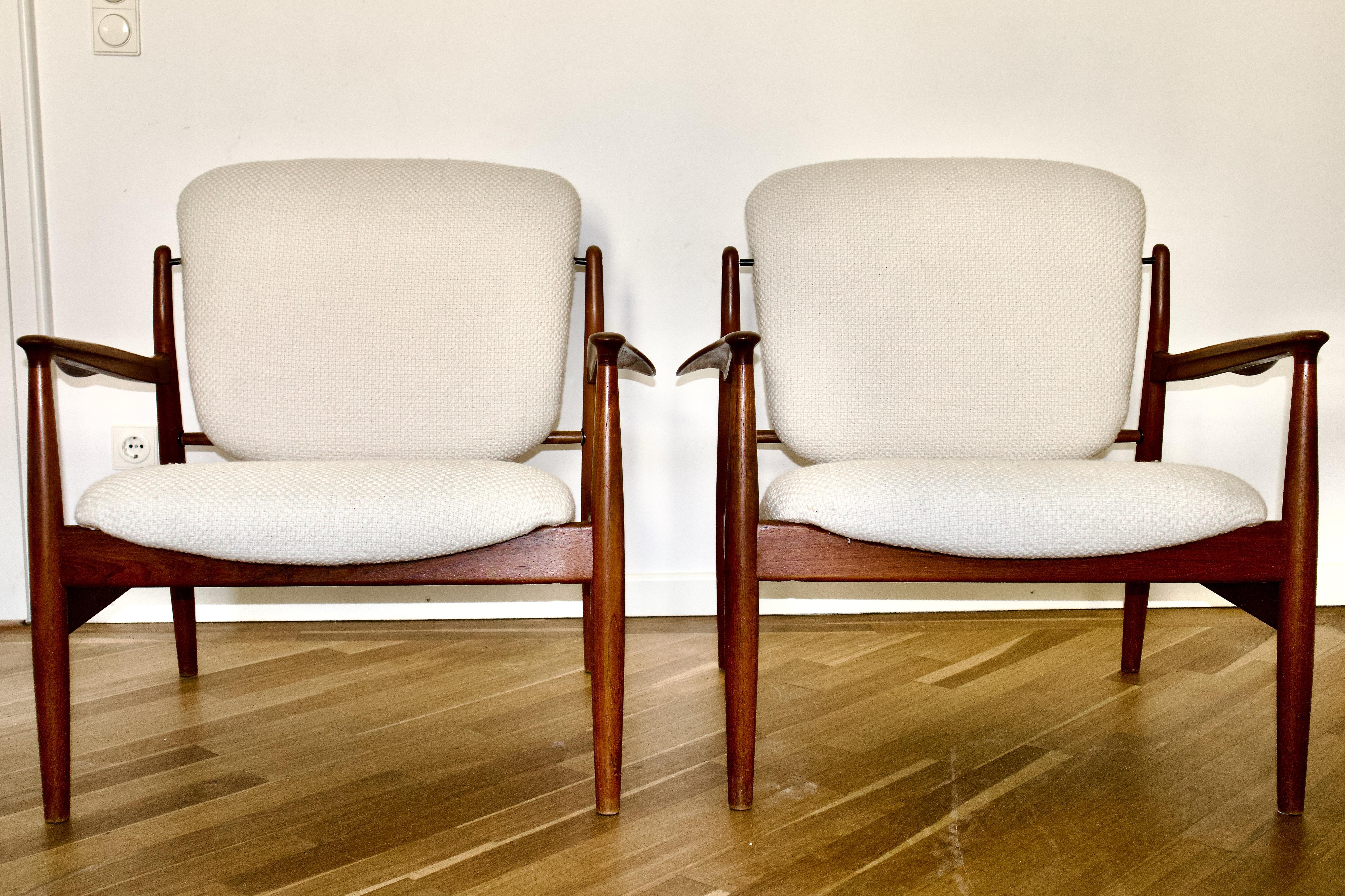 Mid-Century Modern Finn Juhl Teak Lounge Chairs Model FD-136 for France & Daverkosen, Denmark, Pair For Sale