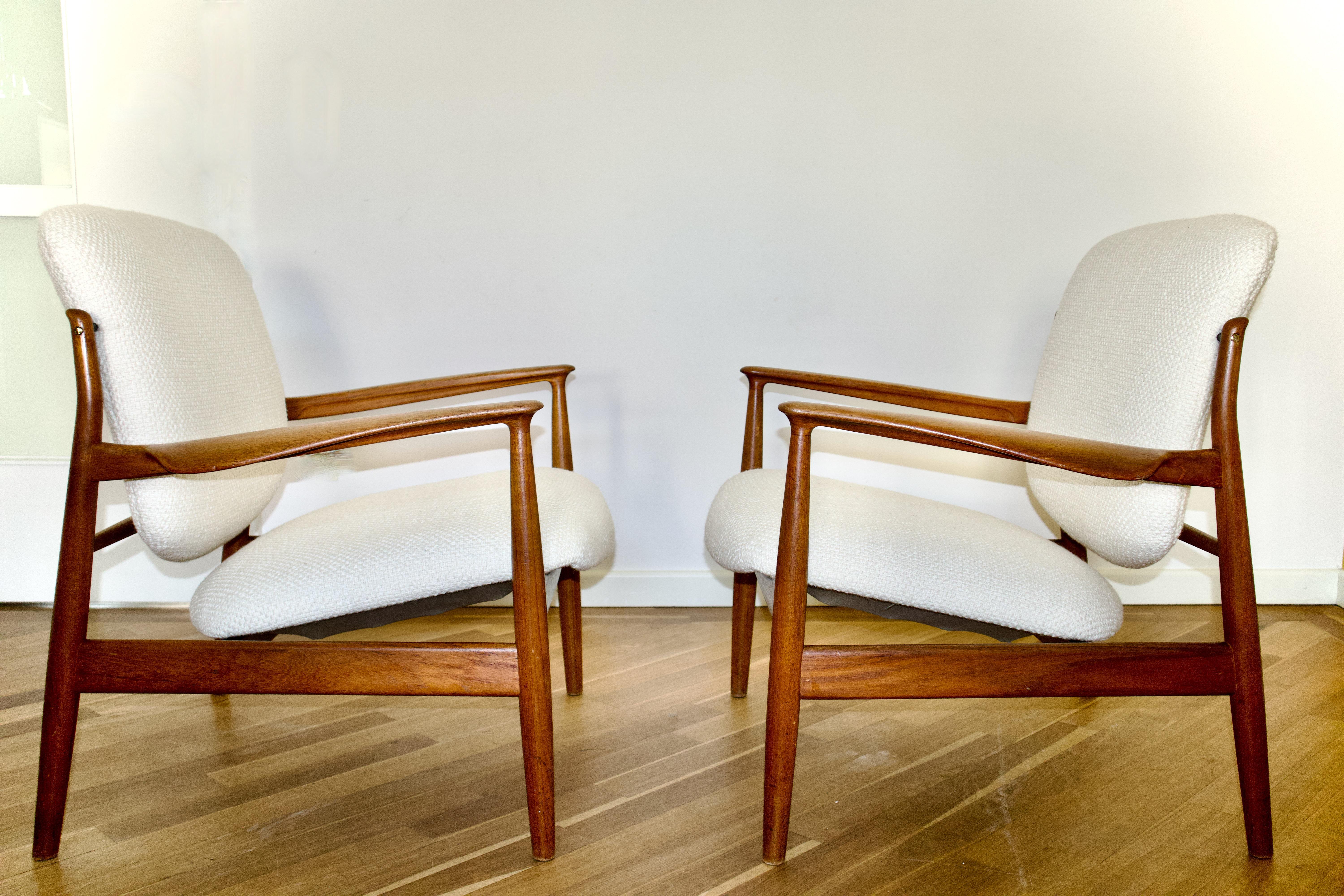Danish Finn Juhl Teak Lounge Chairs Model FD-136 for France & Daverkosen, Denmark, Pair For Sale