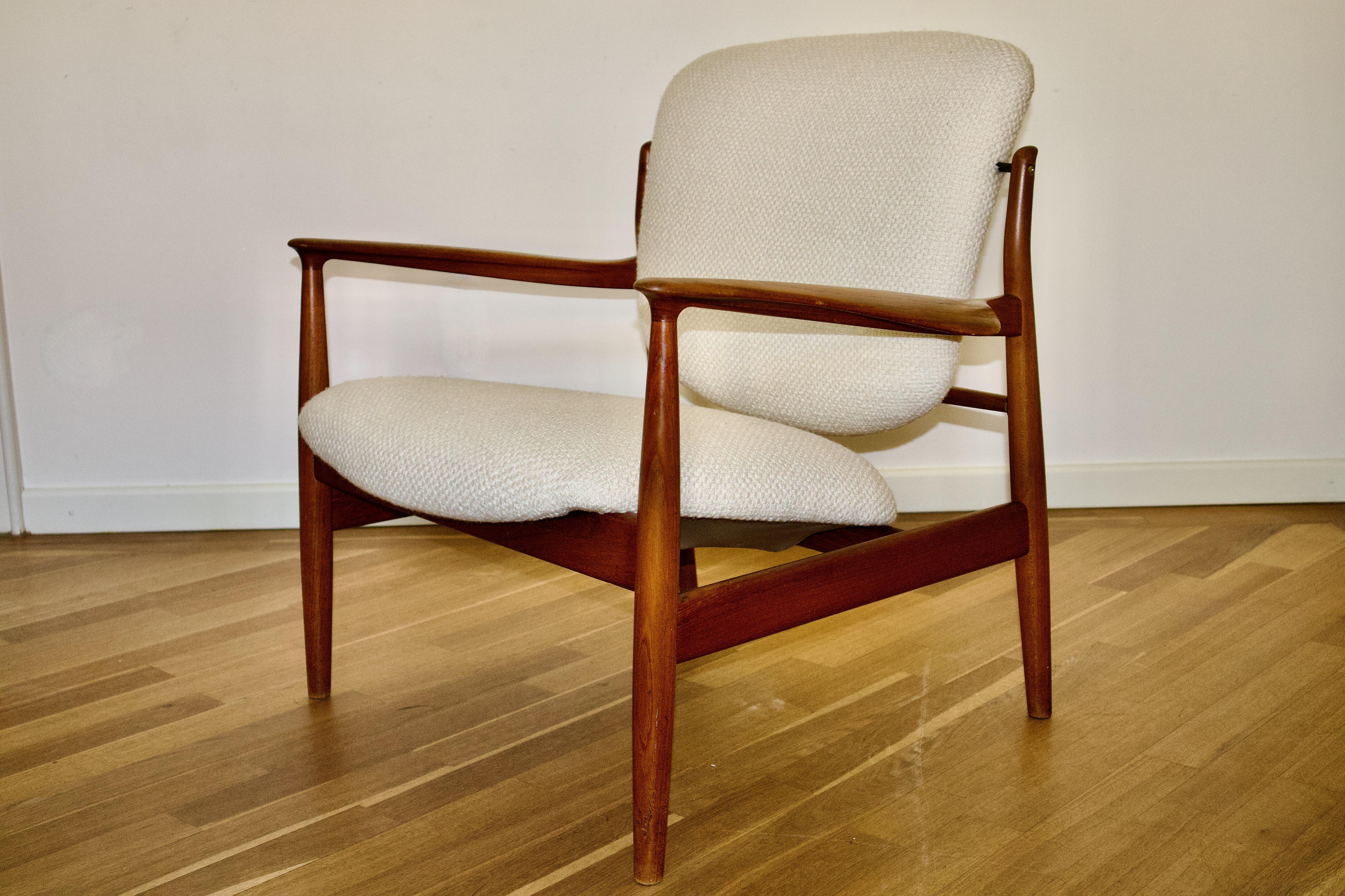 Mid-20th Century Finn Juhl Teak Lounge Chairs Model FD-136 for France & Daverkosen, Denmark, Pair