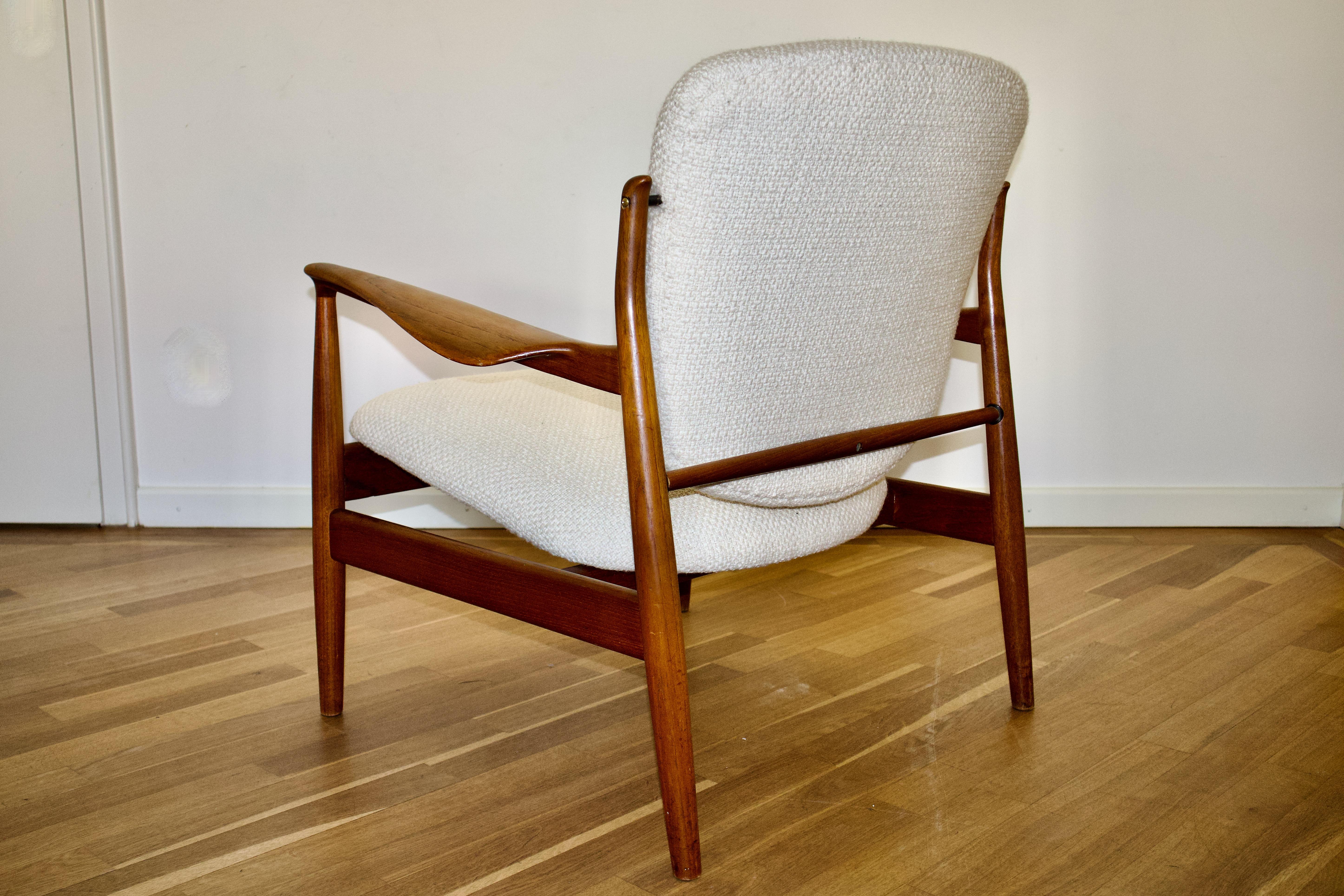 Finn Juhl Teak Lounge Chairs Model FD-136 for France & Daverkosen, Denmark, Pair For Sale 1