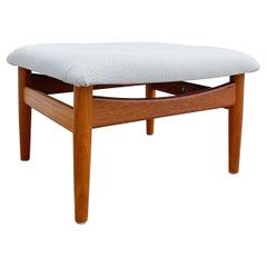 Ottoman en teck de Finn Juhls en gris