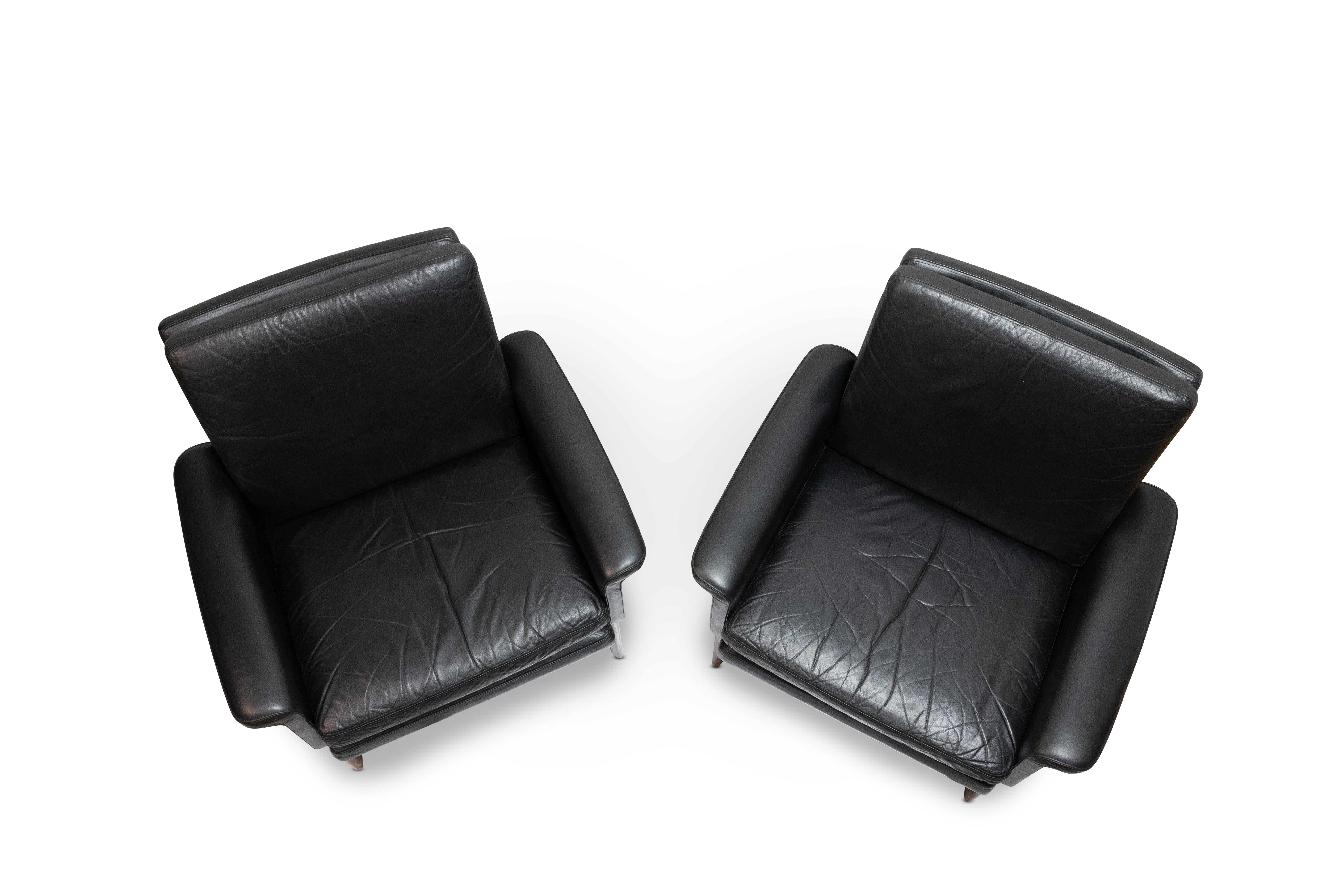 Paire de chaises de salon Finn Juhls avec revêtement d'origine en cuir noir avec une merveilleuse patine. 

Cadre en palissandre massif.

Modèle 218 de la série Jupiter, fabriqué par France & Daverkosen.