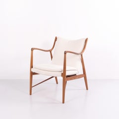 Finn Juhl Lounge-Sessel aus Walnussholz mit hellem Stoffbezug aus dem Jahr 1952