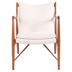 Finn Juhl Lounge-Sessel aus Walnussholz mit hellem Stoffbezug aus dem Jahr 1952