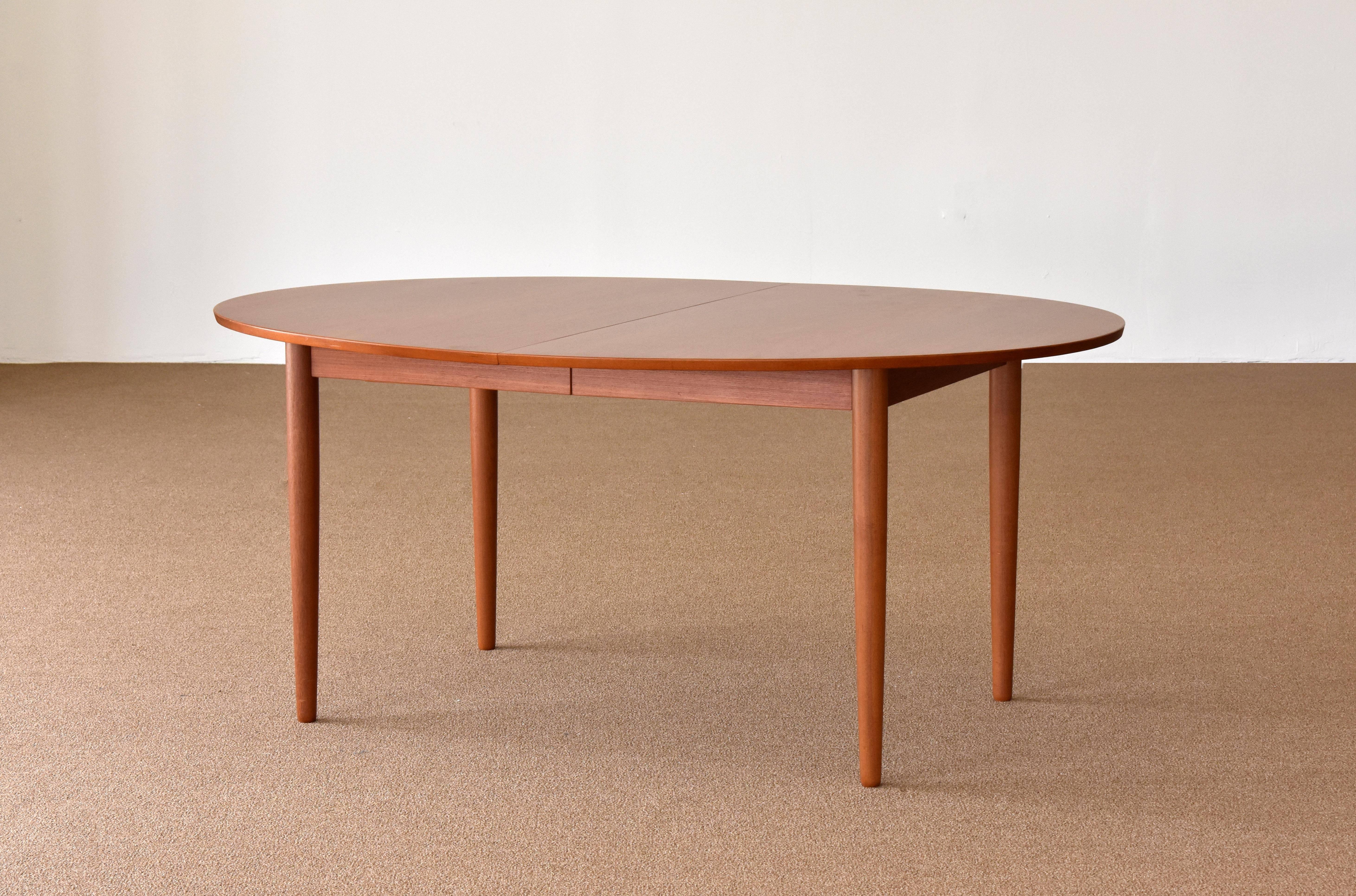 Scandinavian Modern Finn Juhl, Large Extendable Oval / Round Dining Table, Teak, Niels Vodder, 1955