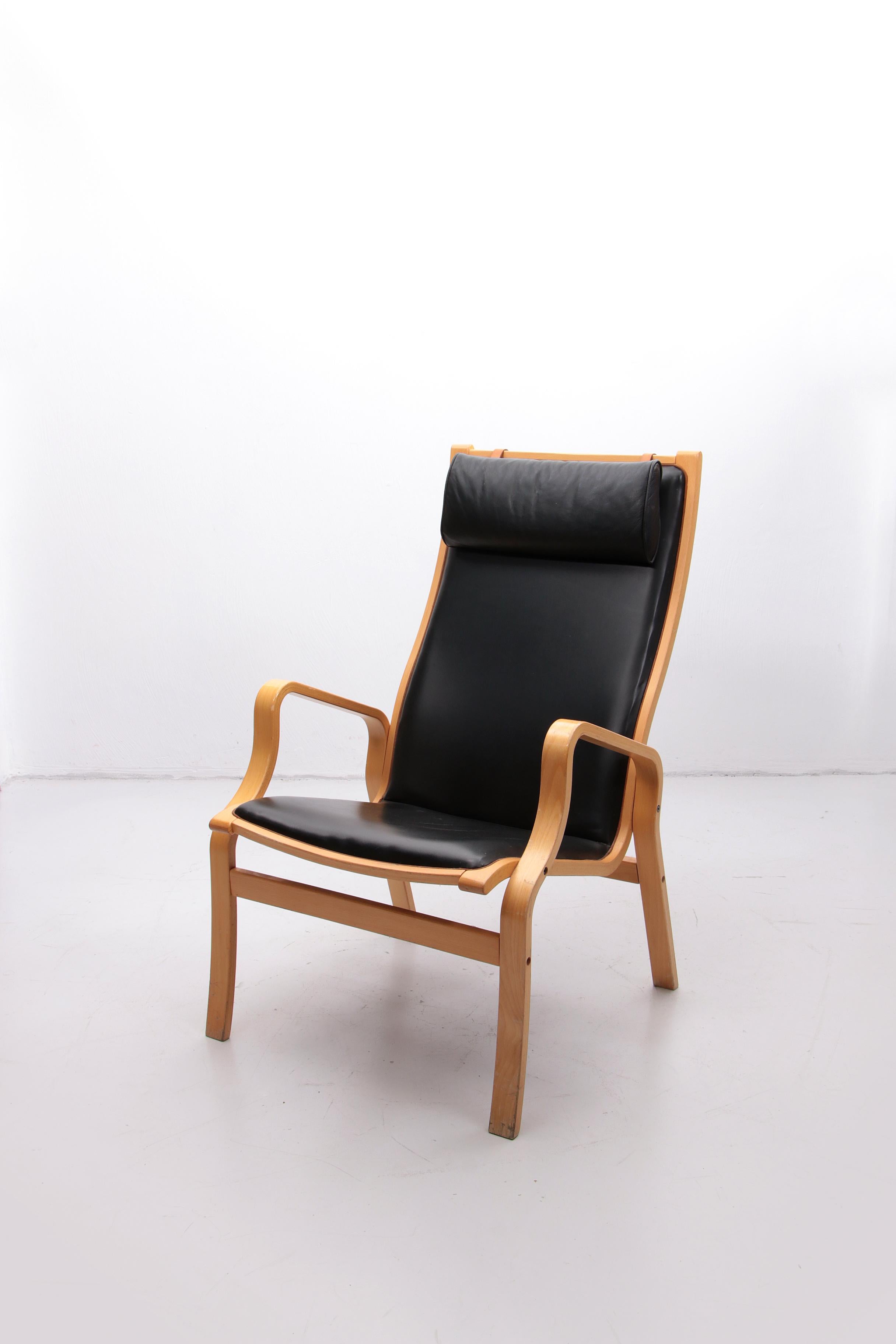 Elegant lounge chair by Danish designer Finn Ostergaard from the 1970s, steamed birch wood with black leather seat and back, in very good condition, height 100, width 62, seat height 38 and depth 44.

Sustainable: environmentally conscious By
