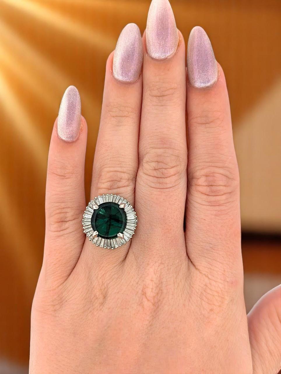 Cette époustouflante bague en platine est ornée d'une rare émeraude Trapiche de 6,57 carats, rehaussée de 2,10 carats de diamants naturels, créant ainsi une pièce unique. Parfaite pour les fiançailles, les anniversaires ou les collectionneurs de