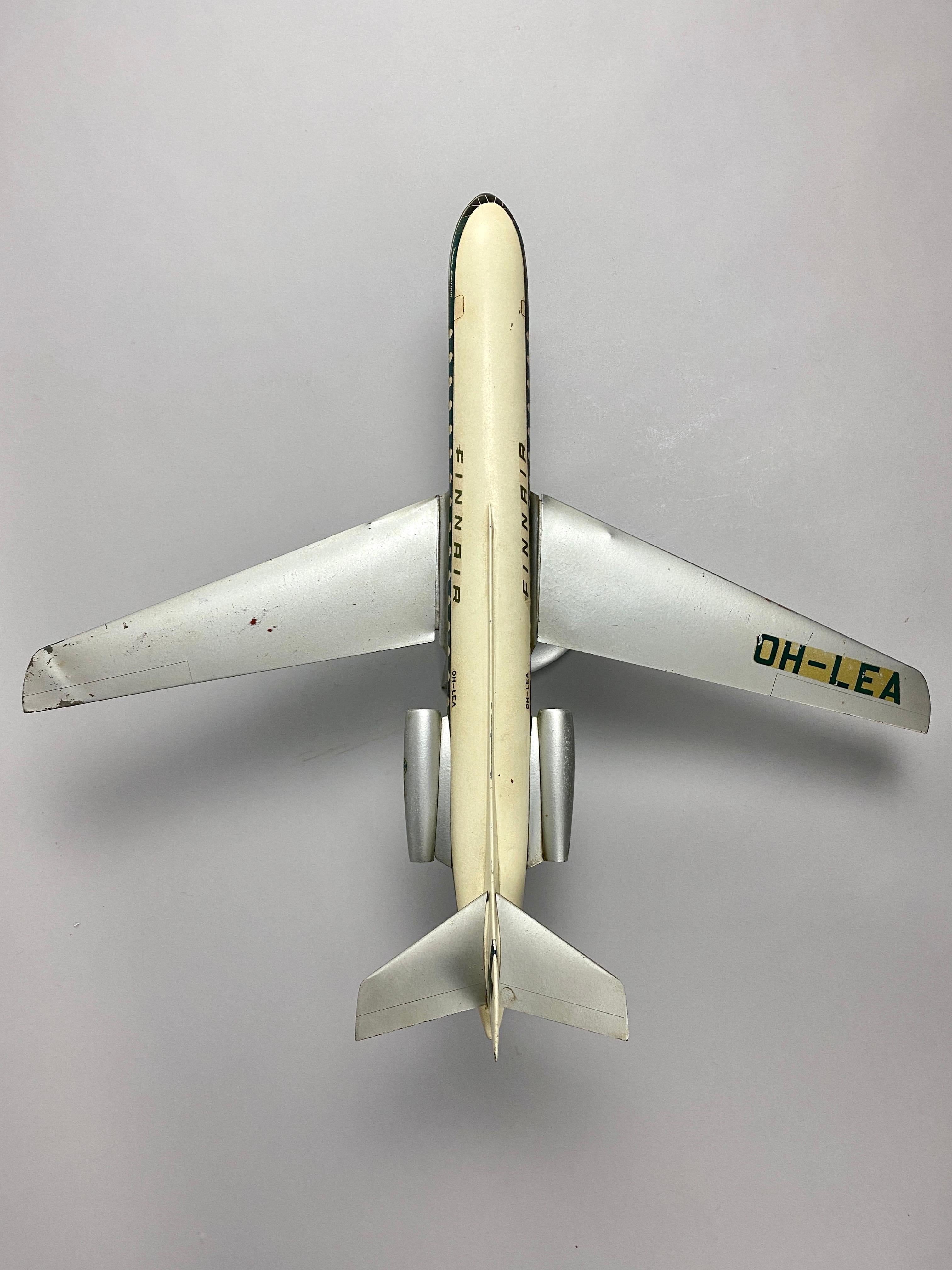 Entrez dans l'histoire de l'aviation avec l'emblématique maquette d'avion Finnair Aero Caravelle des années 1960, méticuleusement fabriquée par Schaarschmidt Modelbau à Berlin. Ce modèle exquis rend hommage à une ère d'innovation et d'élégance dans