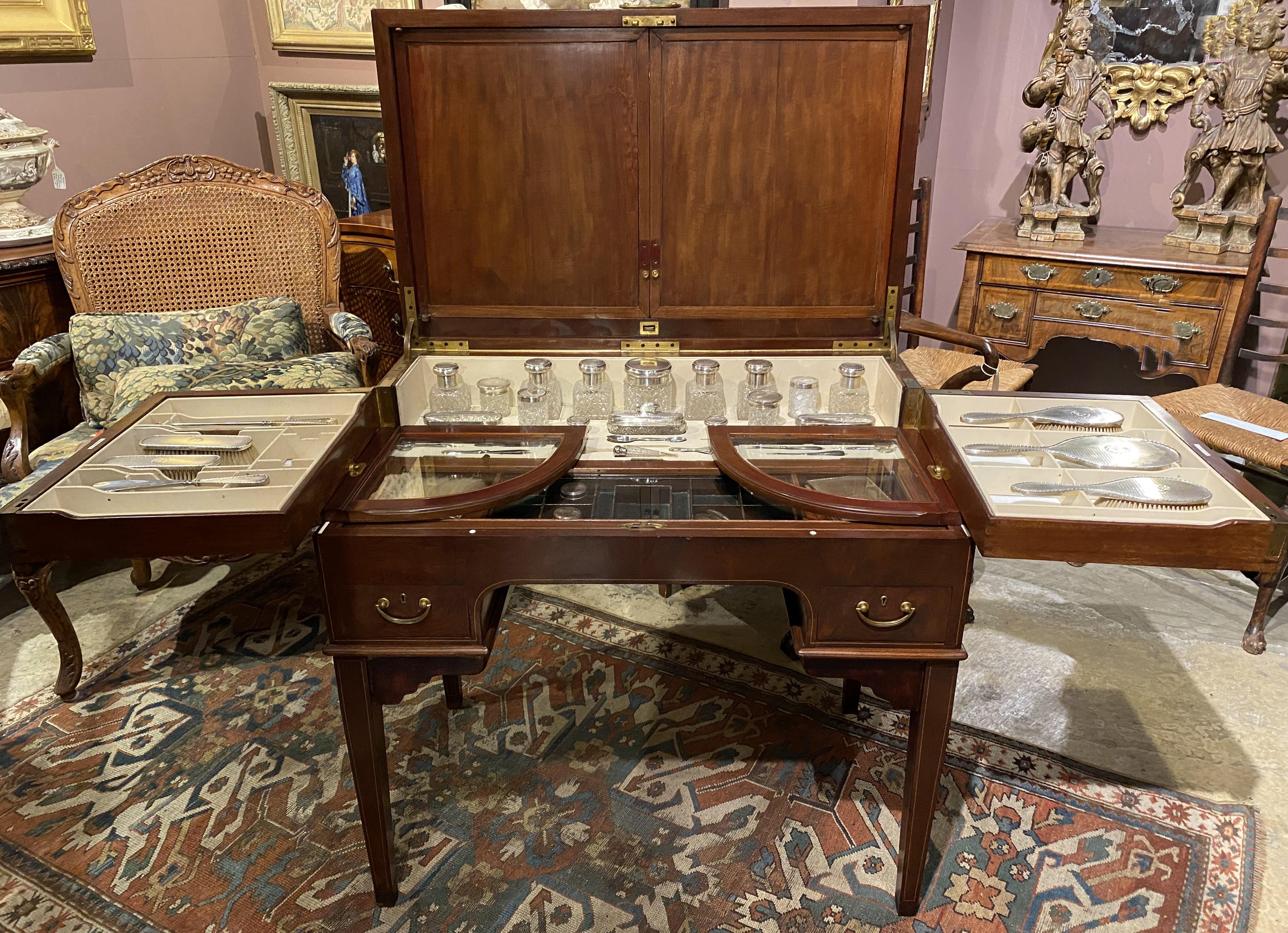 Inglese Finnegan's of London: squisita toeletta in mogano con accessori in vendita