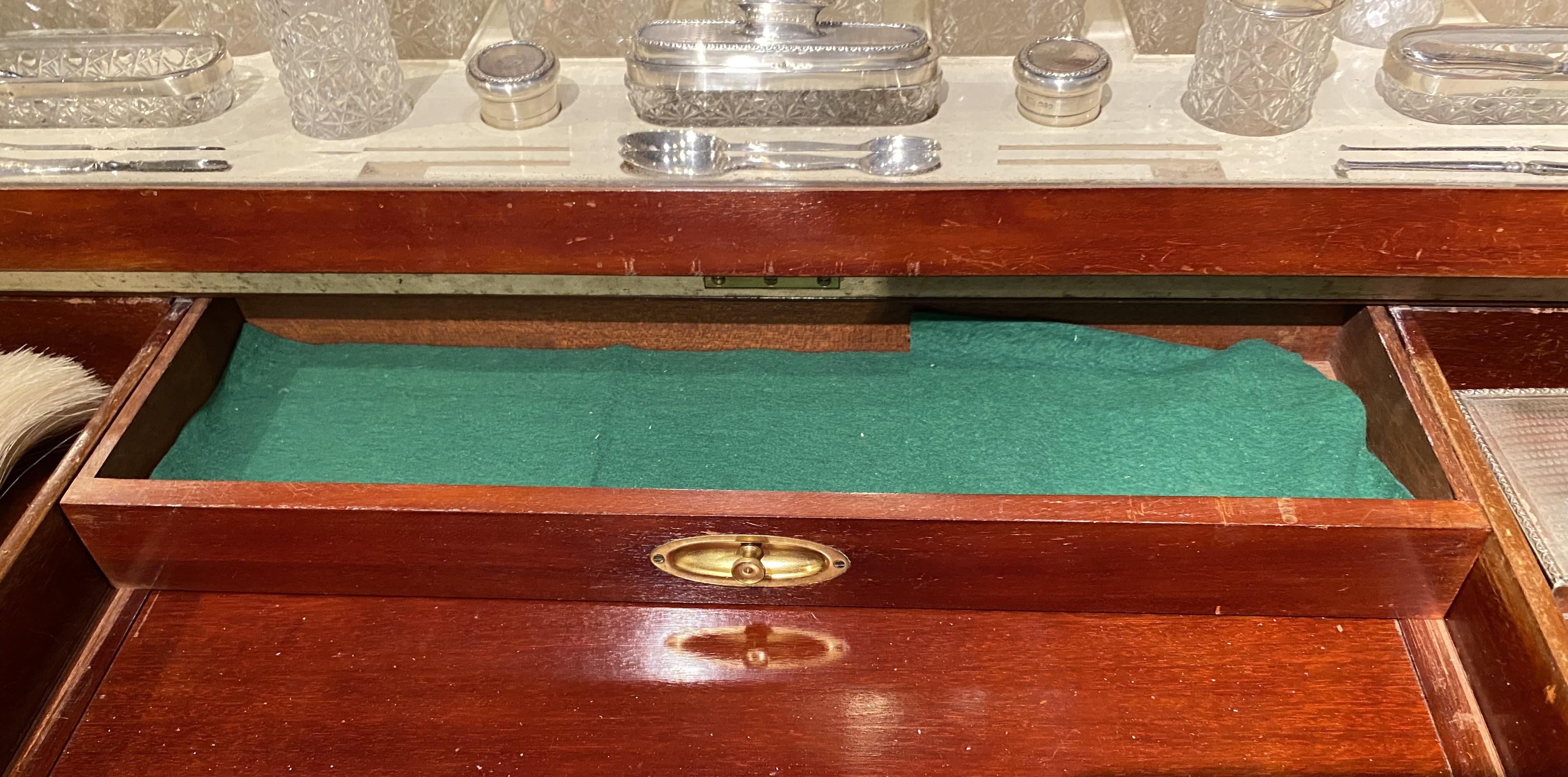 Finnegan's of London: squisita toeletta in mogano con accessori in vendita 2