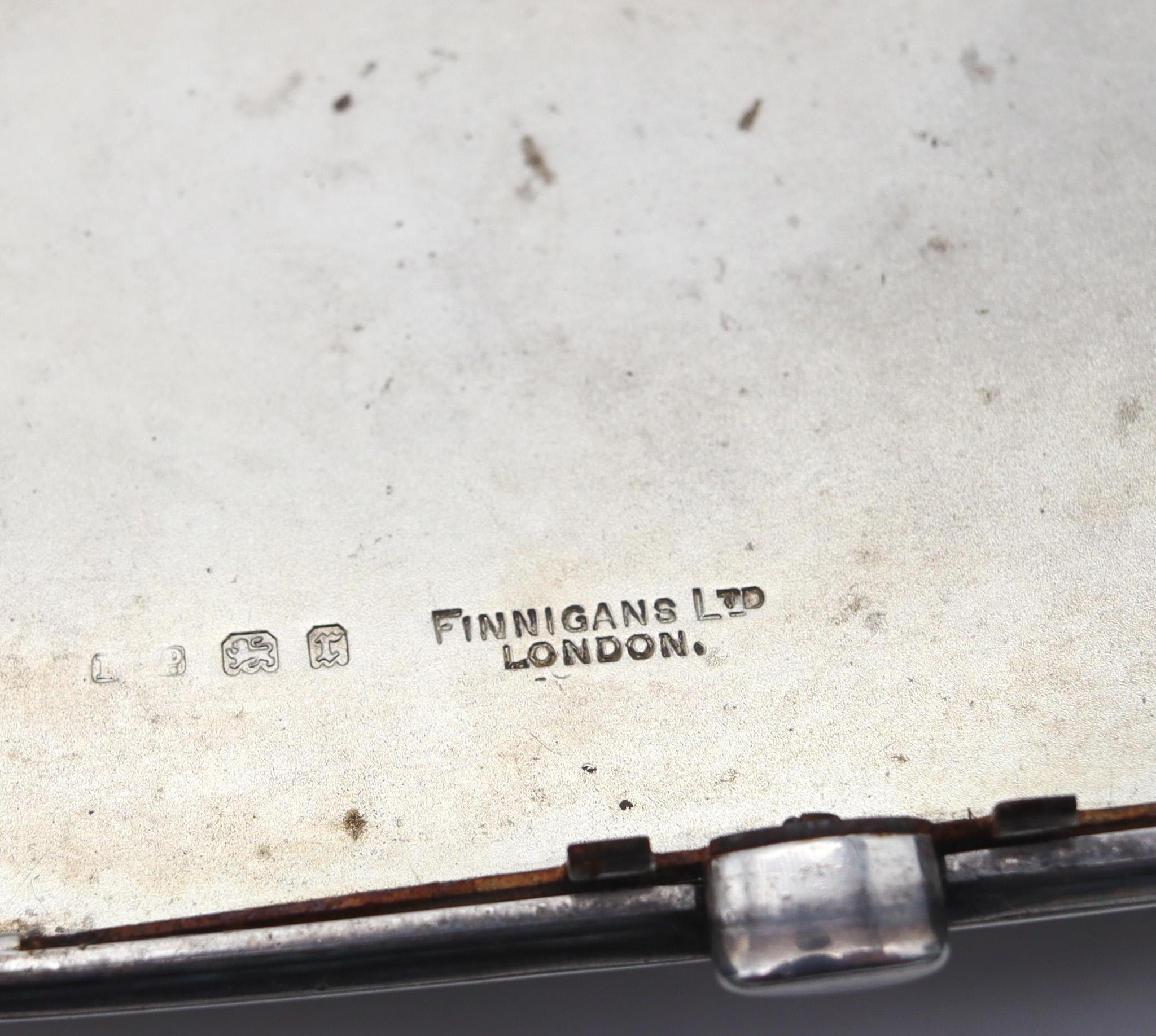 Boîte à émail Art Déco Finnigans 1932 London avec voiture de course en argent sterling .925  Excellent état - En vente à Miami, FL